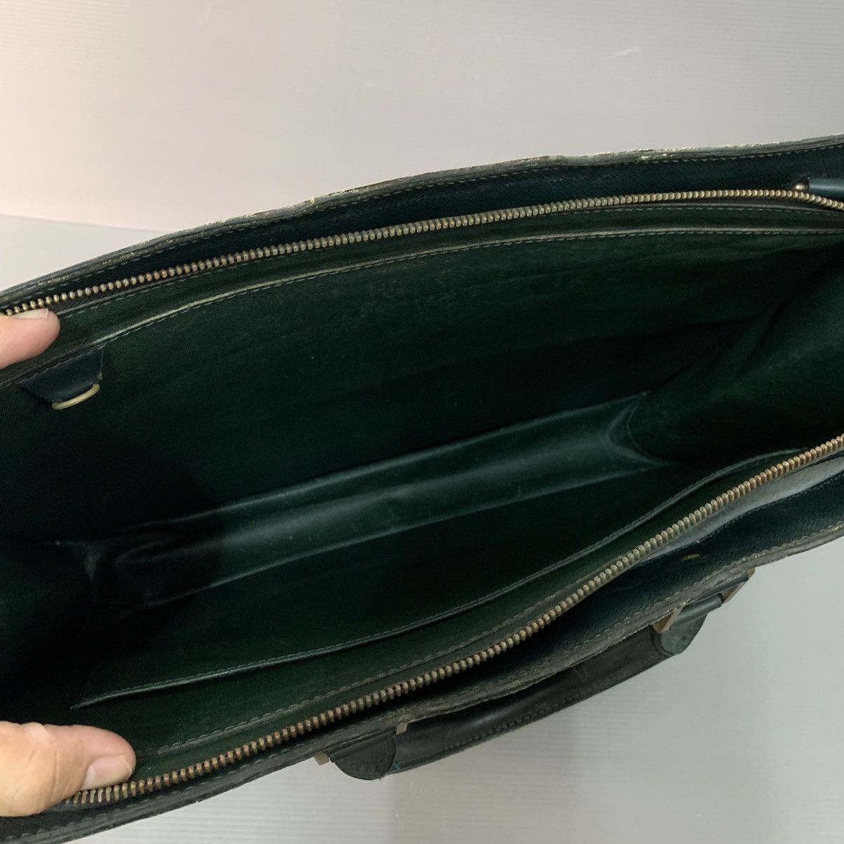 Louis Vuitton Louis Vuitton Taiga Green Briefcase Size ONE SIZE - 19 Thumbnail