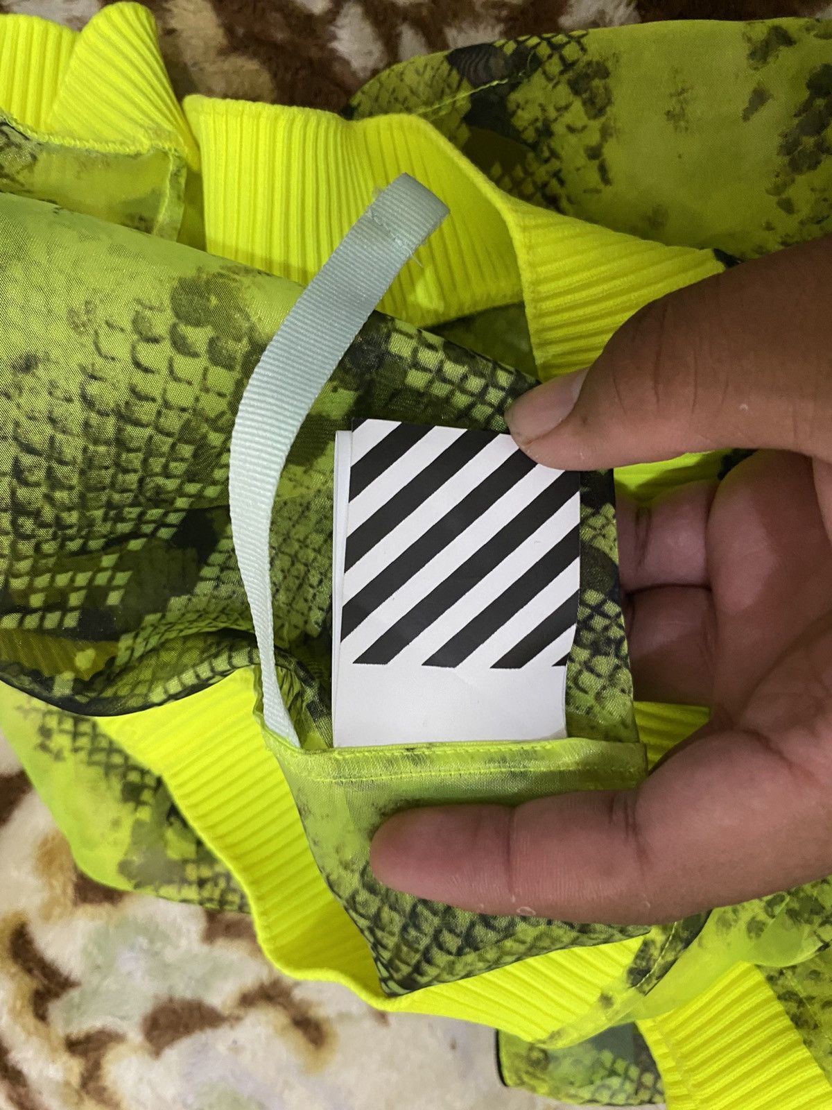 Off-White OFF-WHITE NEON YELLOW SNAKESKIN PRINT SLEEVELESS TOP Size S / US 4 / IT 40 - 4 Thumbnail
