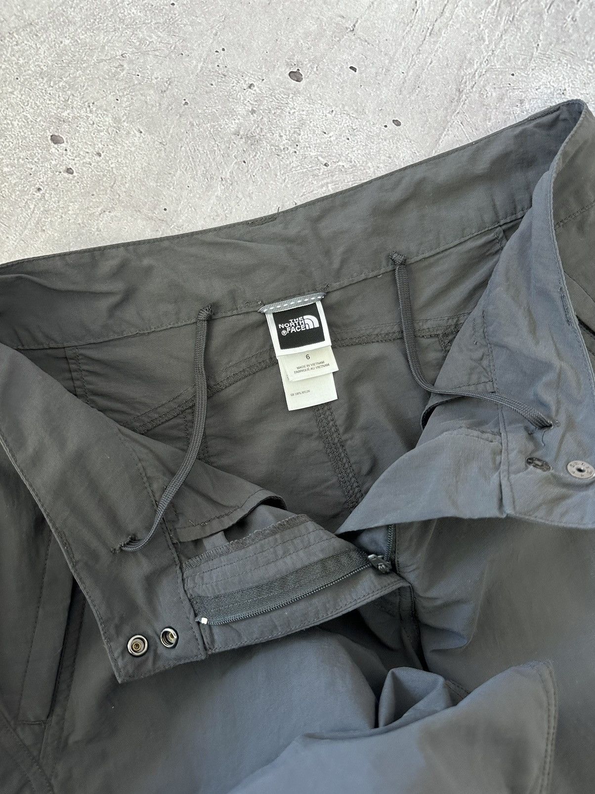The North Face × Vintage Vintage The North Face Grey Outdoor Nylon Women’s Pants Size 28" / US 6 / IT 42 - 8 Thumbnail