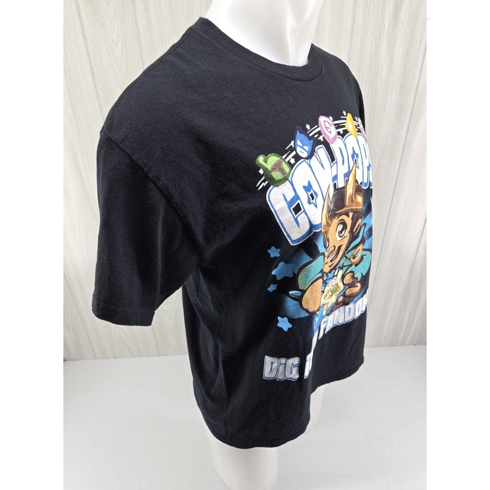 Gildan MegaCon Orlando Mens L Graphic T-Shirt Dig Into Fandom Con-Pops Tee Size US L / EU 52-54 / 3 - 7 Thumbnail