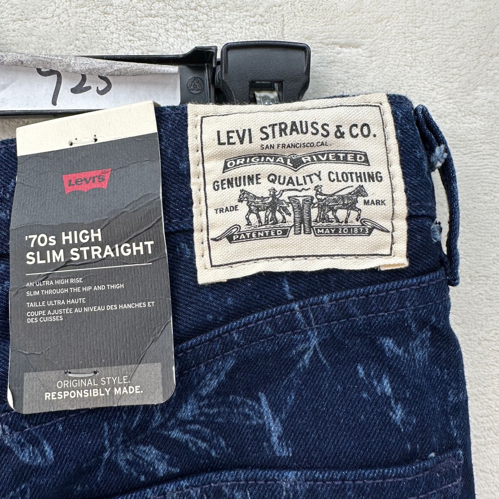 Levi's LEVI'S WELLTHREAD WOMEN'S 27X31 70S HIGH STRAIGHT JEANS DARK Size 27" / US 4 / IT 40 - 9 Thumbnail
