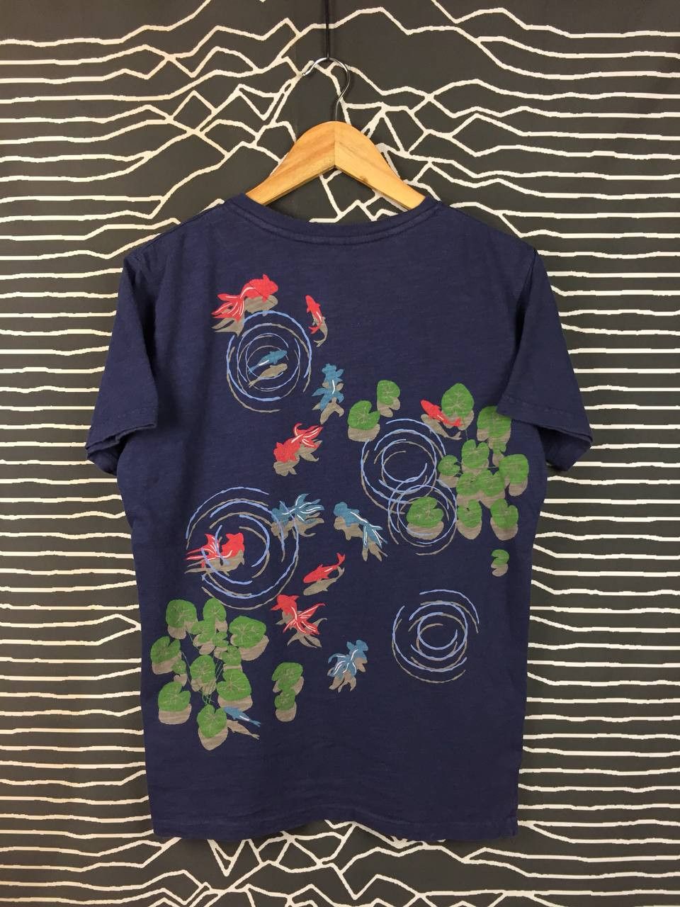 Japanese Brand TopValu Indigo Blue Japanese Goldfish Graphic Henley Tee Size US M / EU 48-50 / 2 - 1 Thumbnail