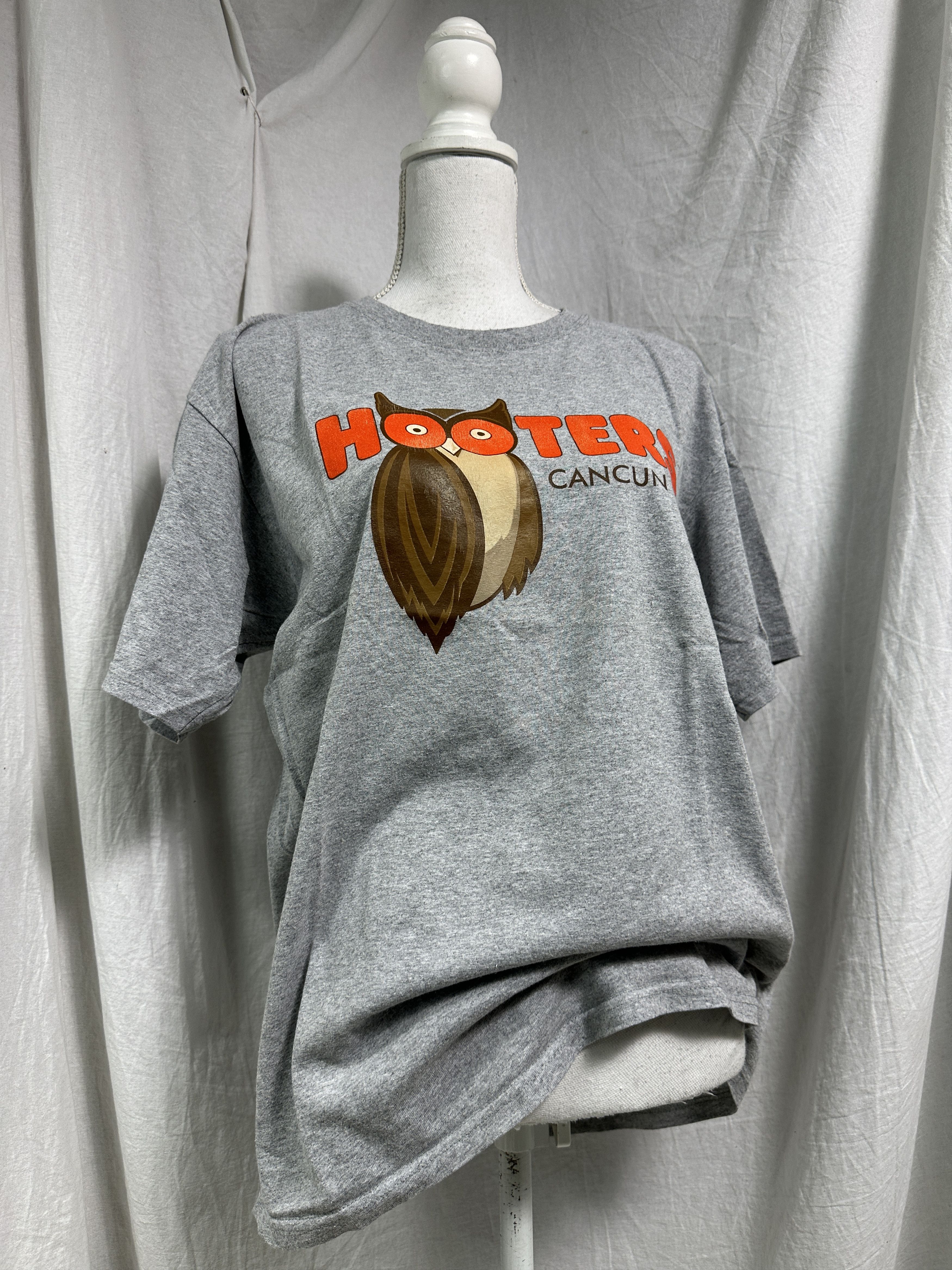 Vintage Vintage Streetwear Sporty Printed Hooters T-shirt Y2K Size US L / EU 52-54 / 3 - 1 Thumbnail