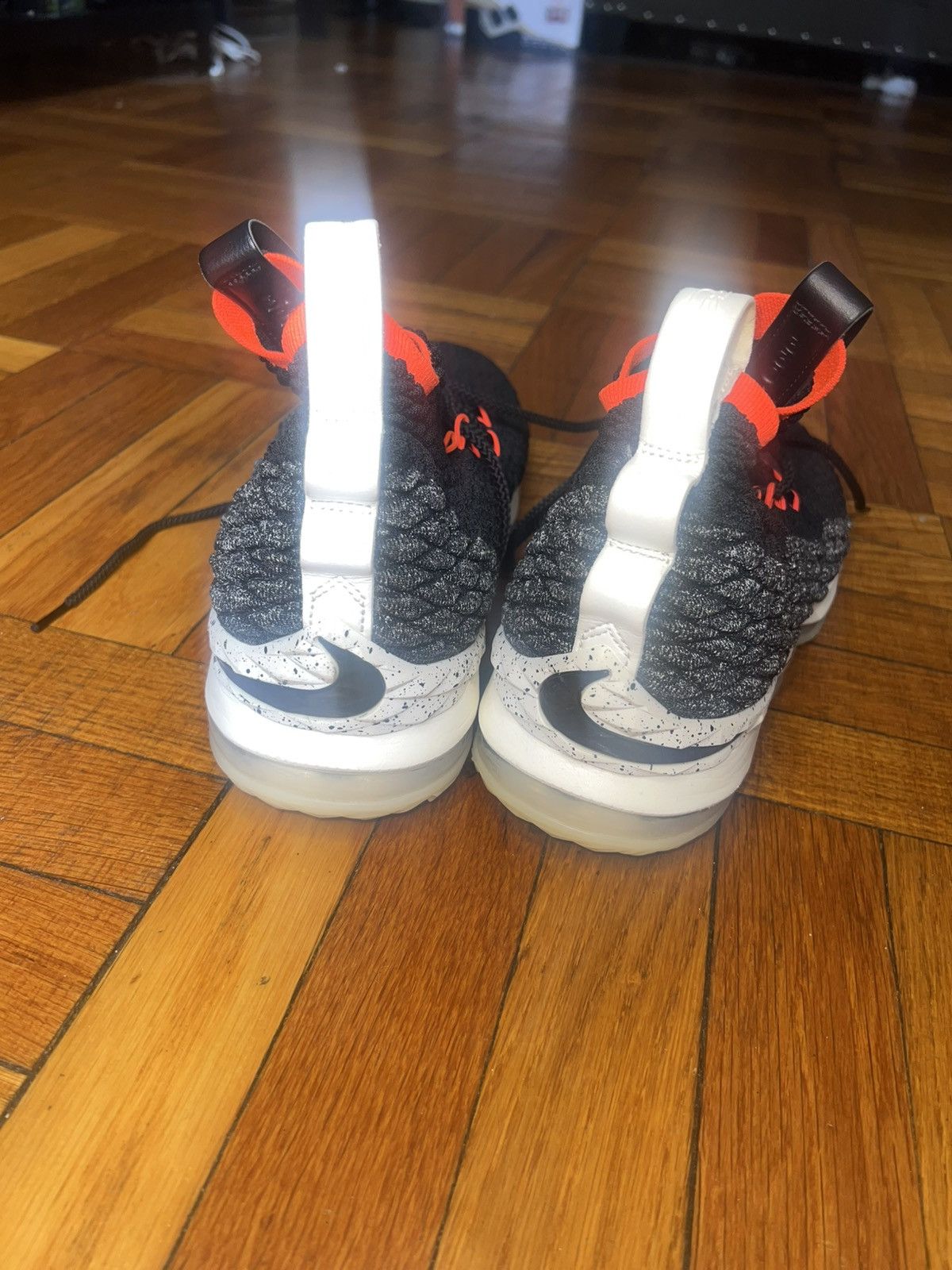 Nike Nike LeBron 15 “Bright Crimson” Size US 12 / EU 45 - 4 Thumbnail
