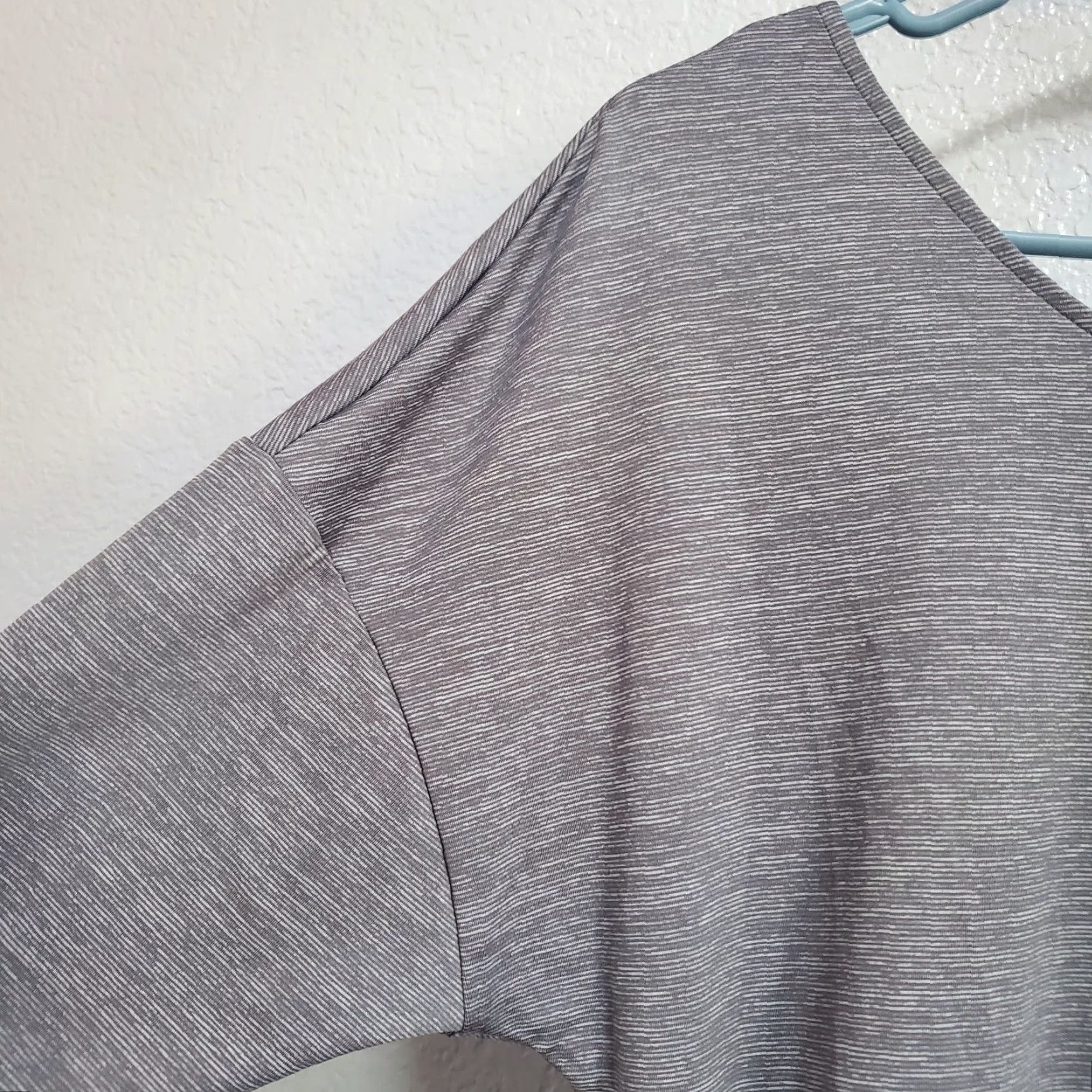 Vintage Lucy Womens Top M Gray Manifest Long Sleeve V Back Stretch Ruched Side Activewear/Travel Casual Shirt Size M / US 6-8 / IT 42-44 - 5 Thumbnail