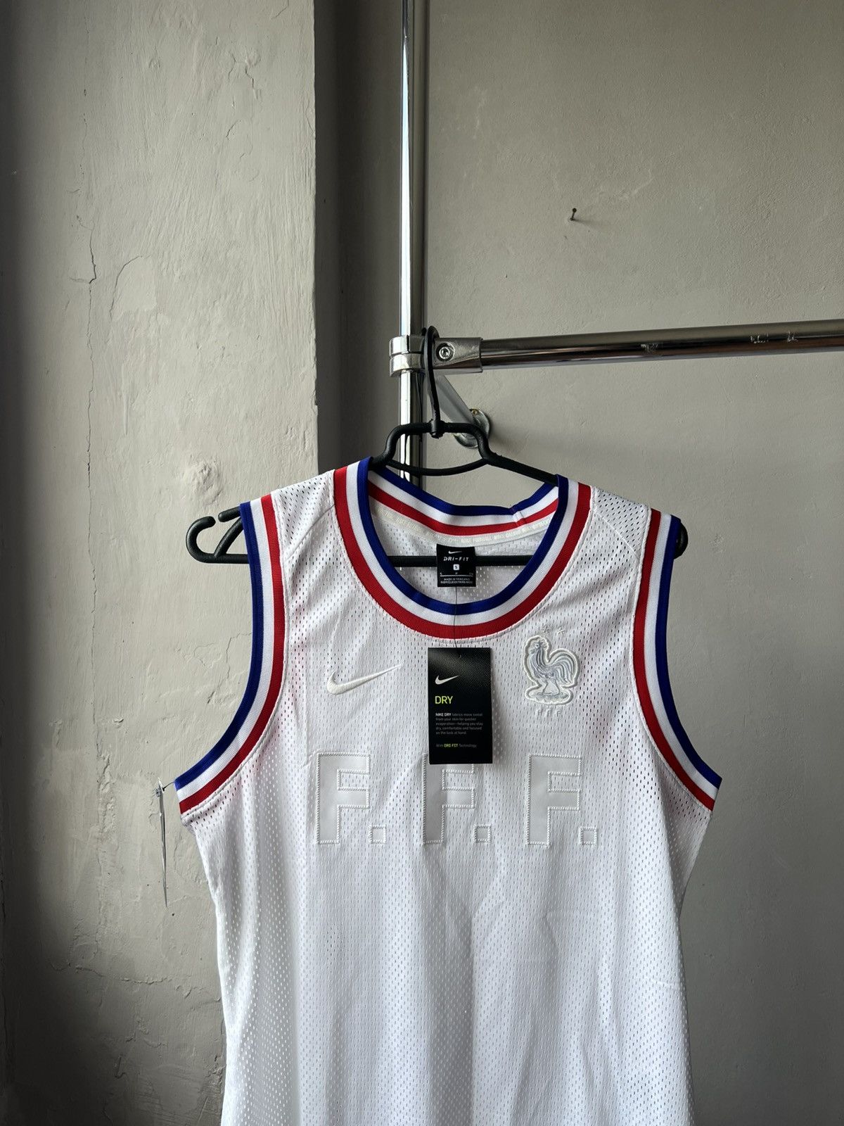 Nike NWT 2020 FFF FRANCE TEAM FOOTBALL/BASKETBALL JERSEY VESTNIKE Size US S / EU 44-46 / 1 - 3 Thumbnail