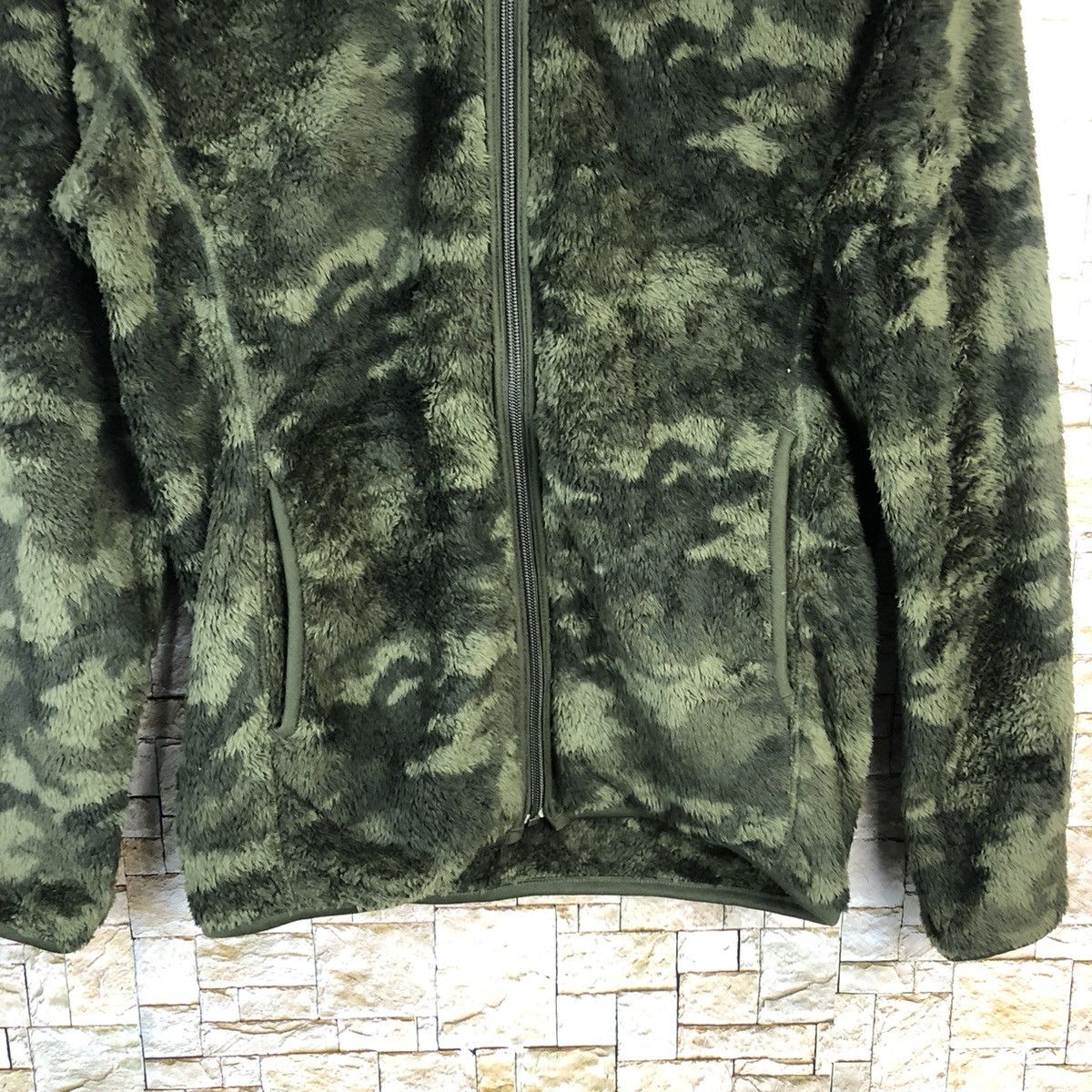 Uniqlo Uniqlo japan Green Camo fleece Sweater #A523 Size US S / EU 44-46 / 1 - 6 Thumbnail