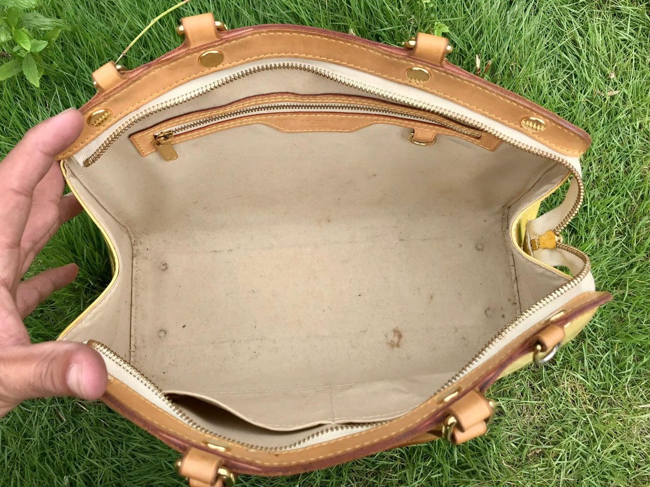 Louis Vuitton Authentic Louis Vuitton Monogram Vernis Leather Brea MM Bag Size ONE SIZE - 5 Thumbnail