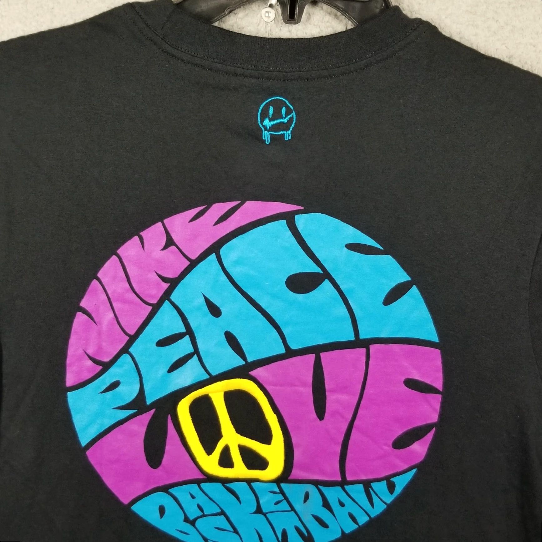 Nike VINTAGE Nike Shirt Mens Small Black Peace Love Basketball Graphic Tee Size US S / EU 44-46 / 1 - 2 Thumbnail
