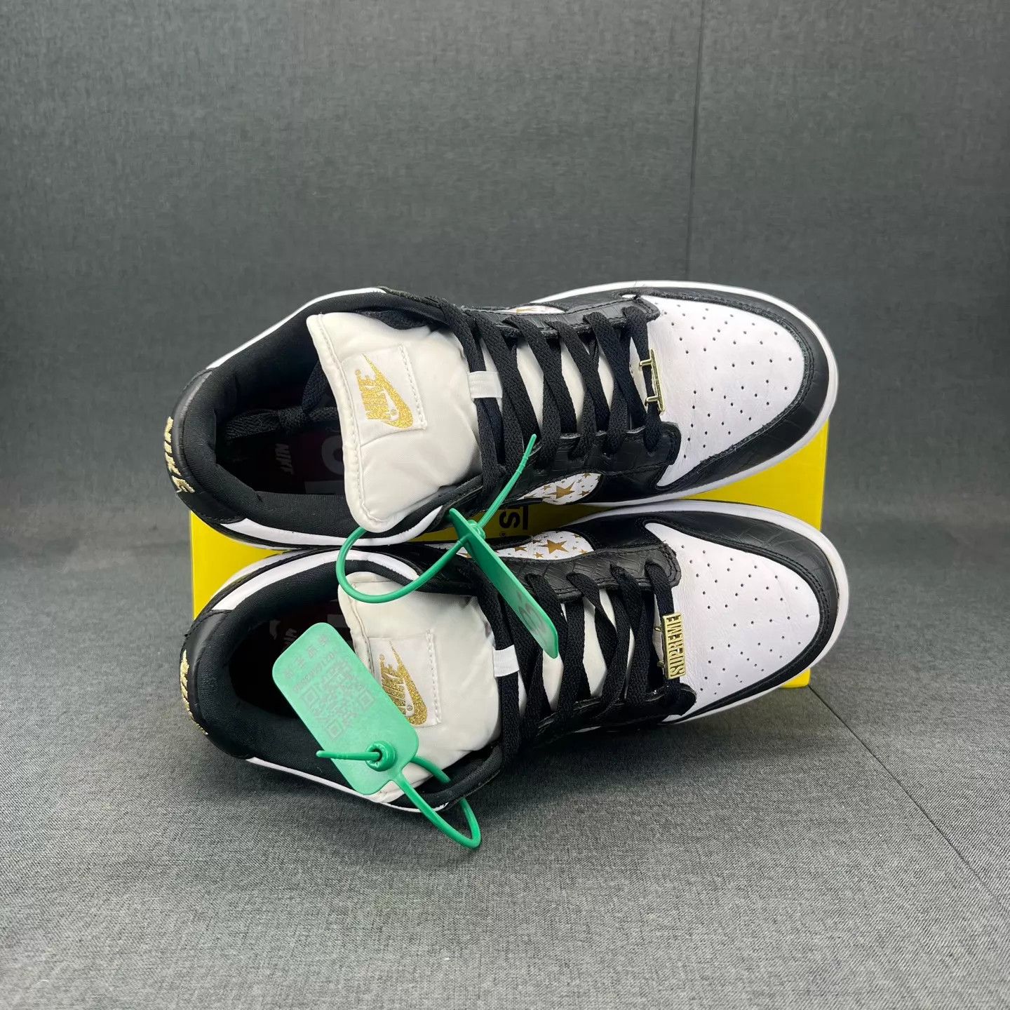 Supreme Supreme x Nike Dunk SB White/Black/Gold Starry 44 Size US 11 / EU 44 - 6 Thumbnail