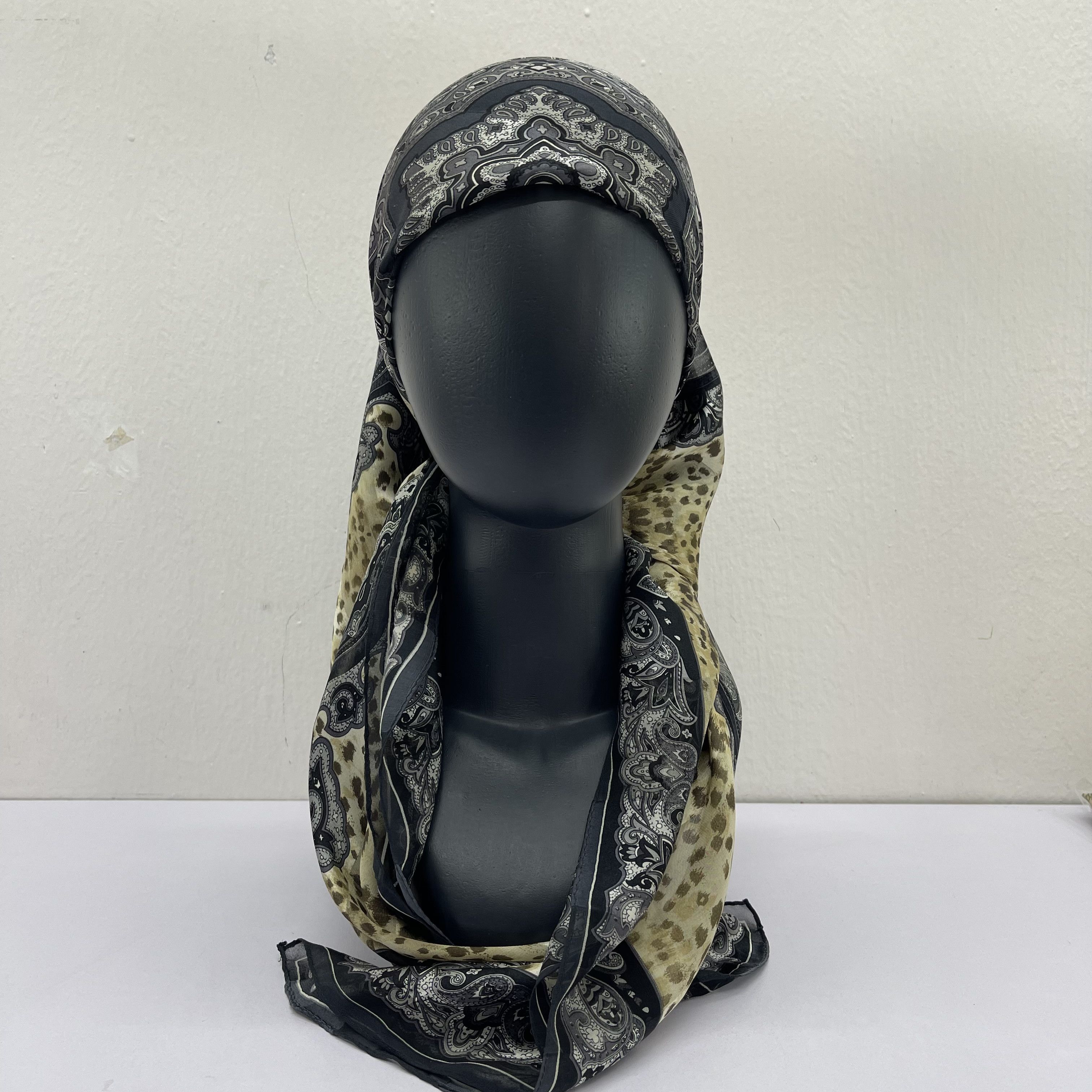 Other Vintage Valentino Garavani Silk Scarf - S7044 Size ONE SIZE - 2 Thumbnail