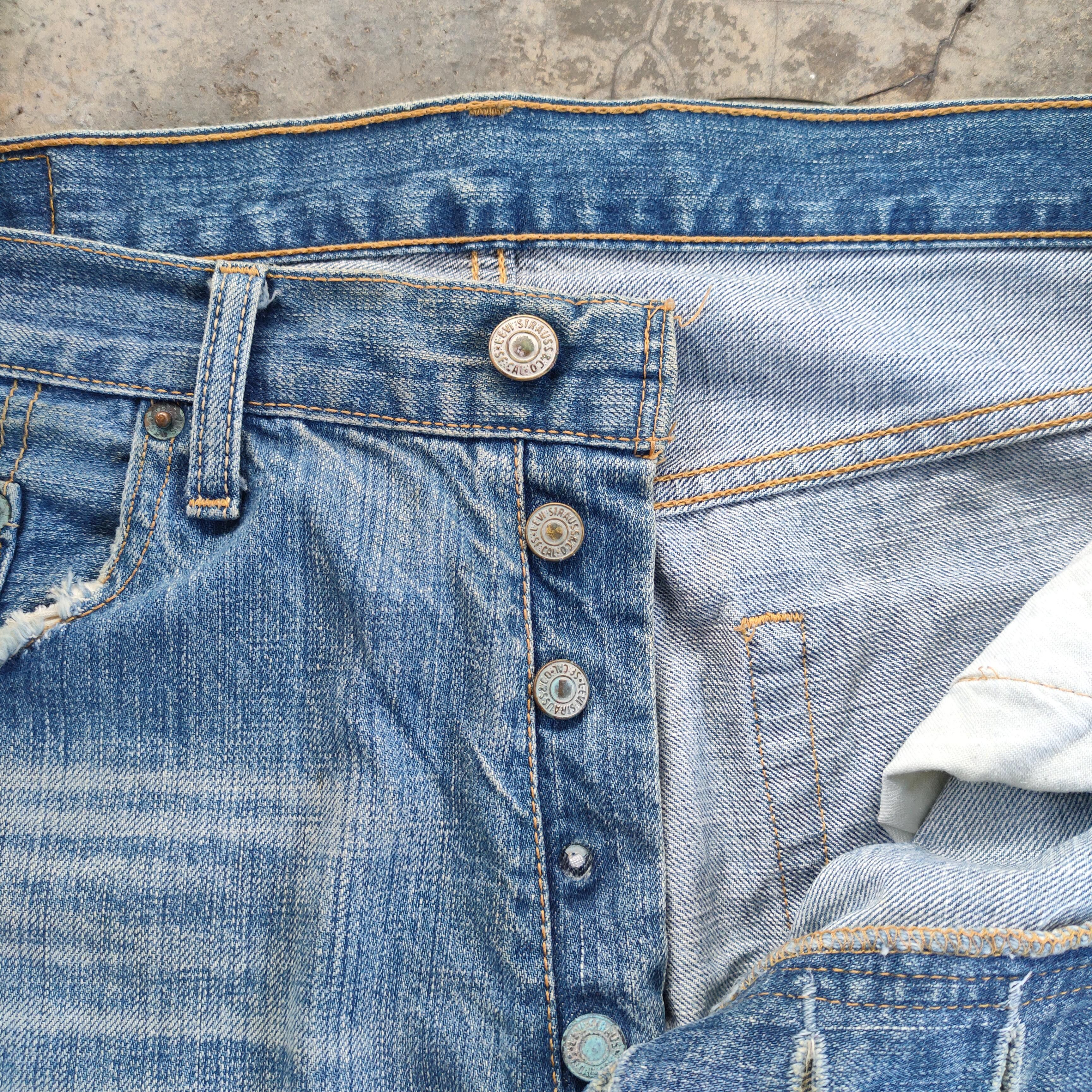 Levi's Vintage Clothing VINTAGE LEVI'S 501 04' FADED RIPPED JEANS DENIM PANTS Size US 35 - 7 Thumbnail