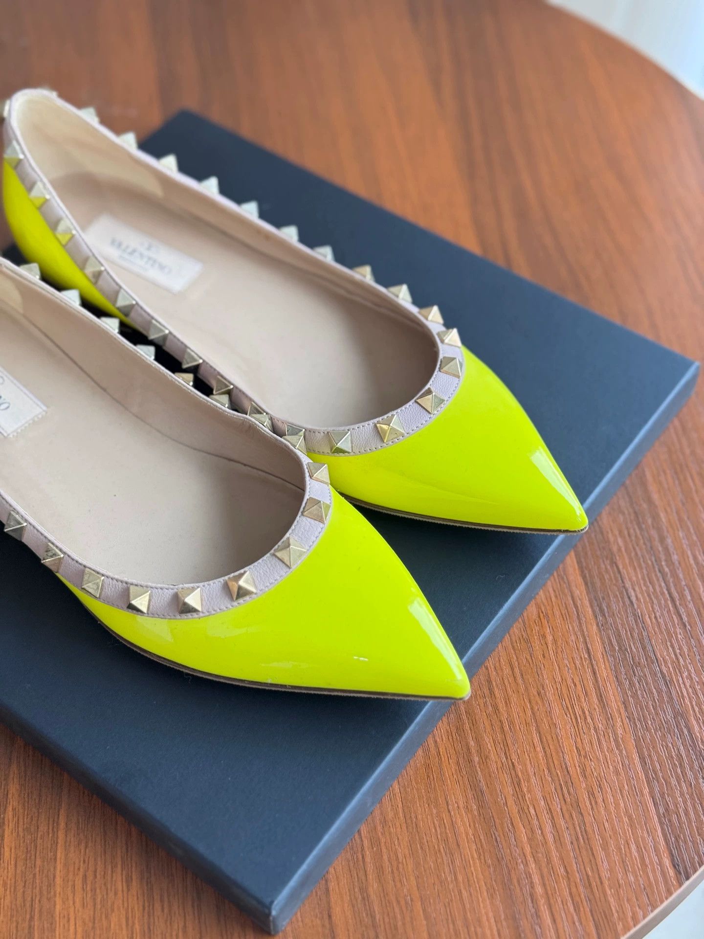 Valentino Valentino yellow patent leather stud flat shoes 38 Size US 7 / IT 37 - 2 Thumbnail