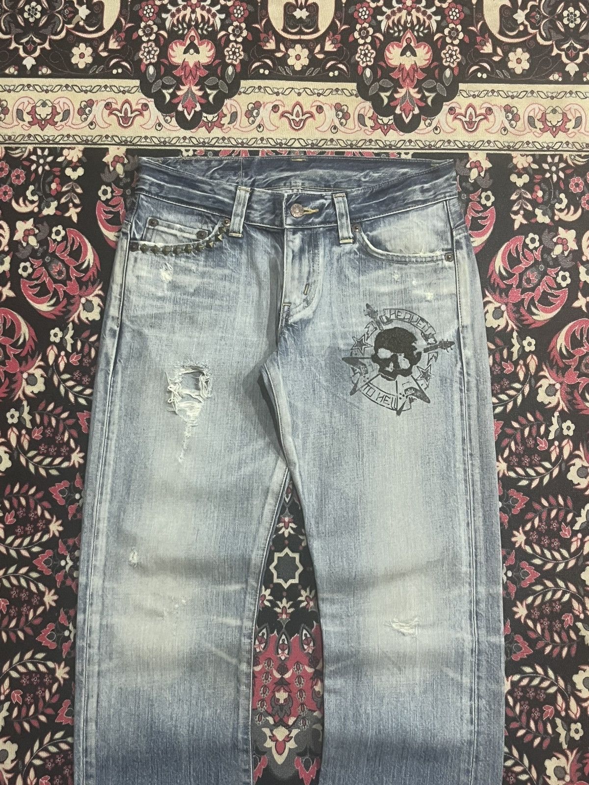 Edwin Vintage Edwin Distress Light Wash Skull Graphic Stud Jeans Size 28" / US 6 / IT 42 - 3 Thumbnail
