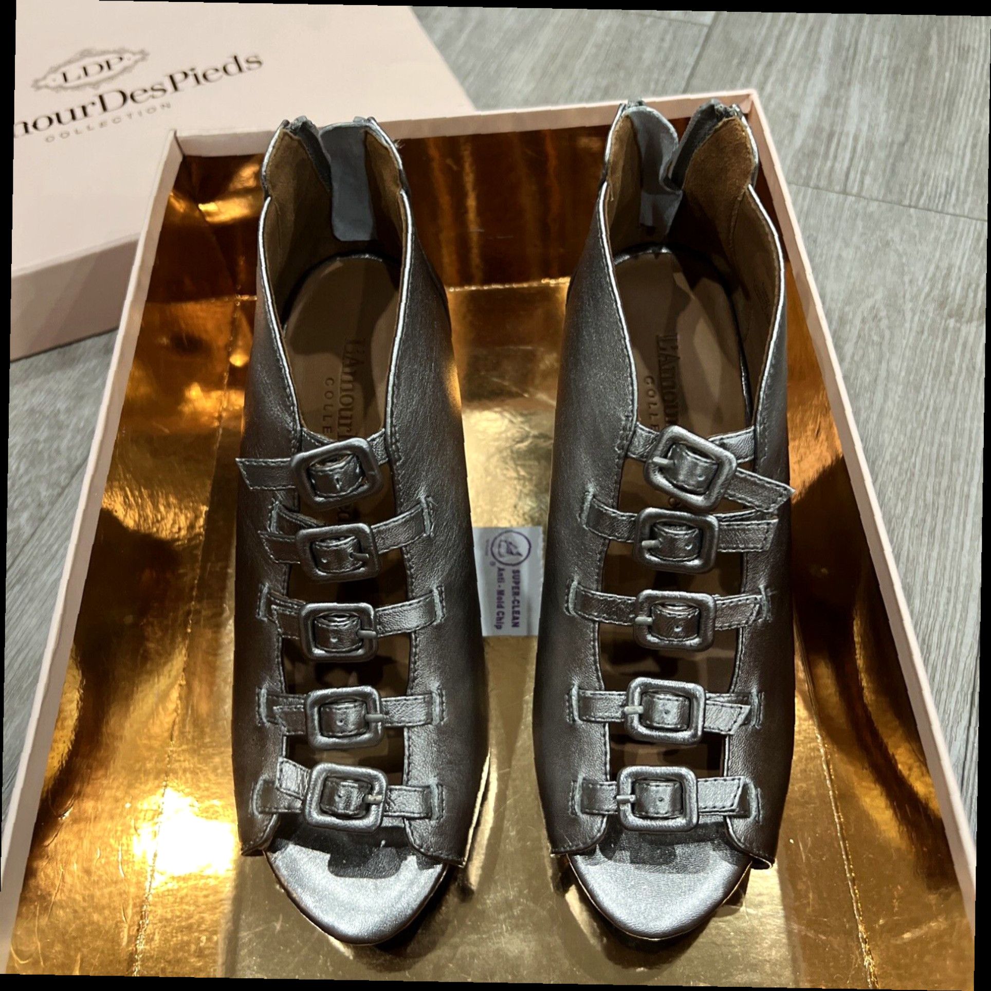 Vintage L'Amour Des Pieds Ladies 6.5 IIneeda Wedge Pewter Back-zip Gladiator Sandals Size US 6.5 / IT 36.5 - 4 Thumbnail