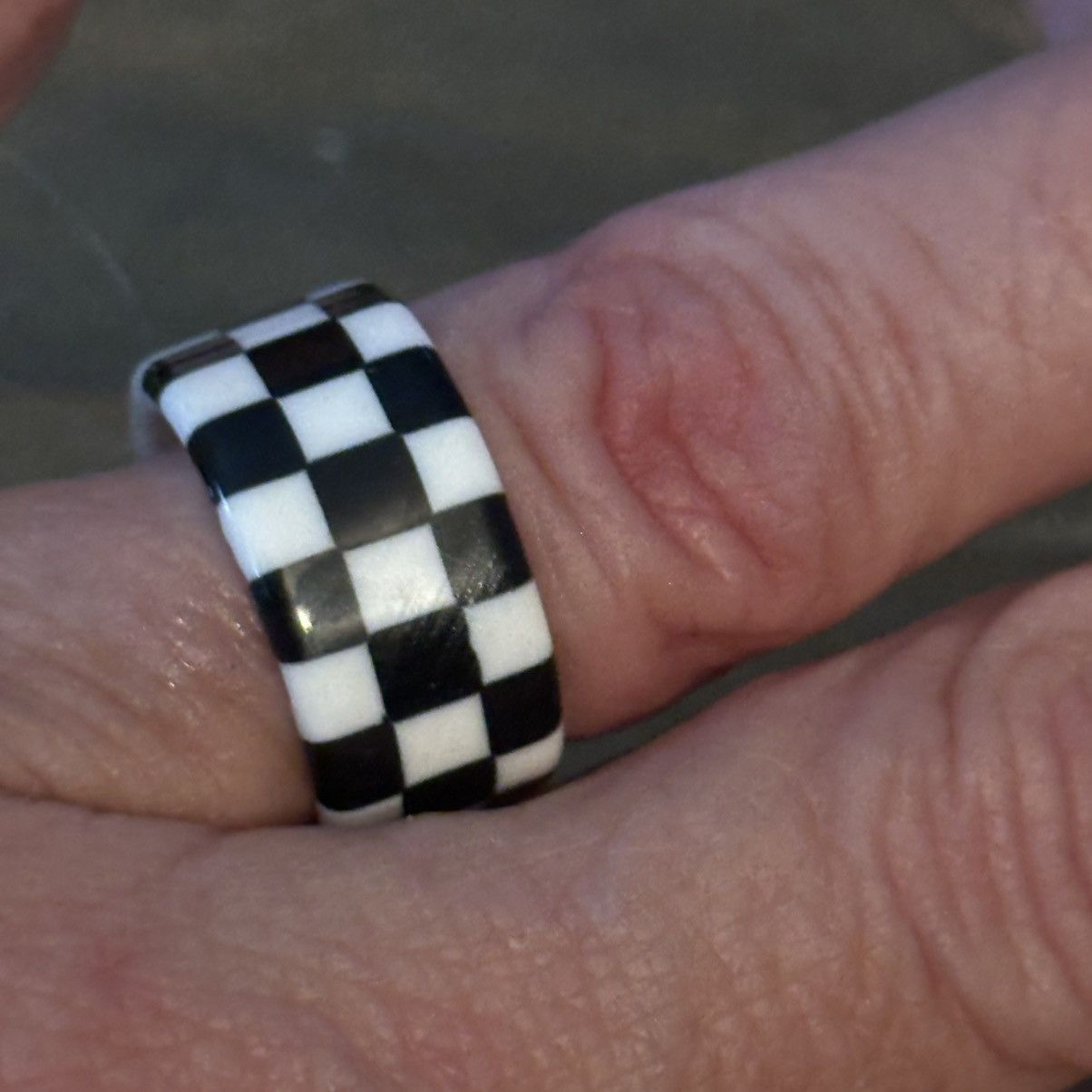 Vintage Vintage black and white checkered acrylic ring Size ONE SIZE - 3 Thumbnail