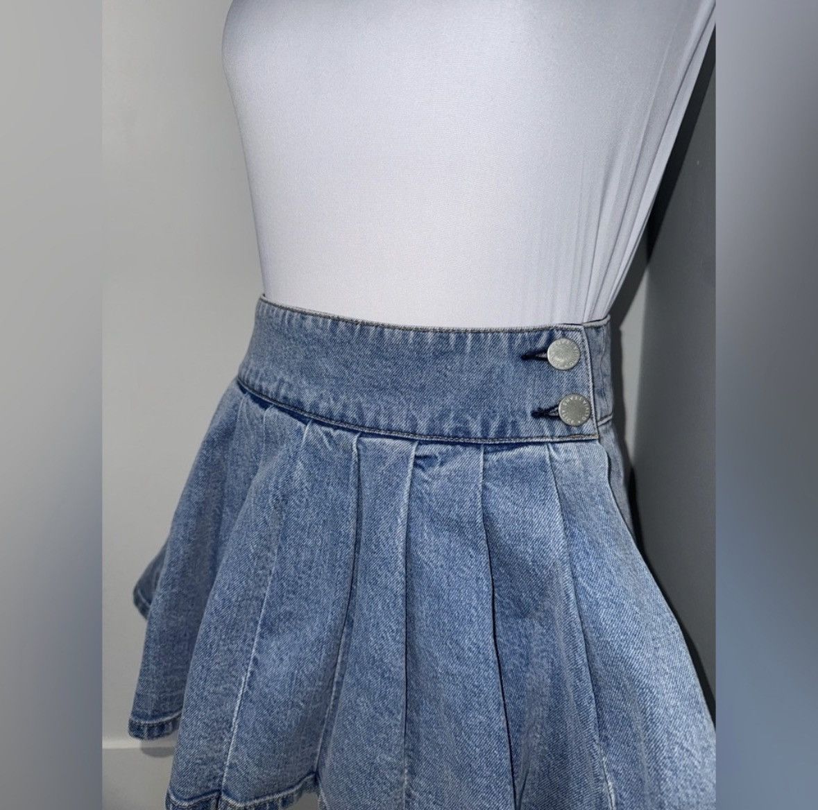 Alice + Olivia Alice + Olivia Noah Denim Pleated Skort/ Size 26 Size 26" / US 2 / IT 38 - 7 Thumbnail