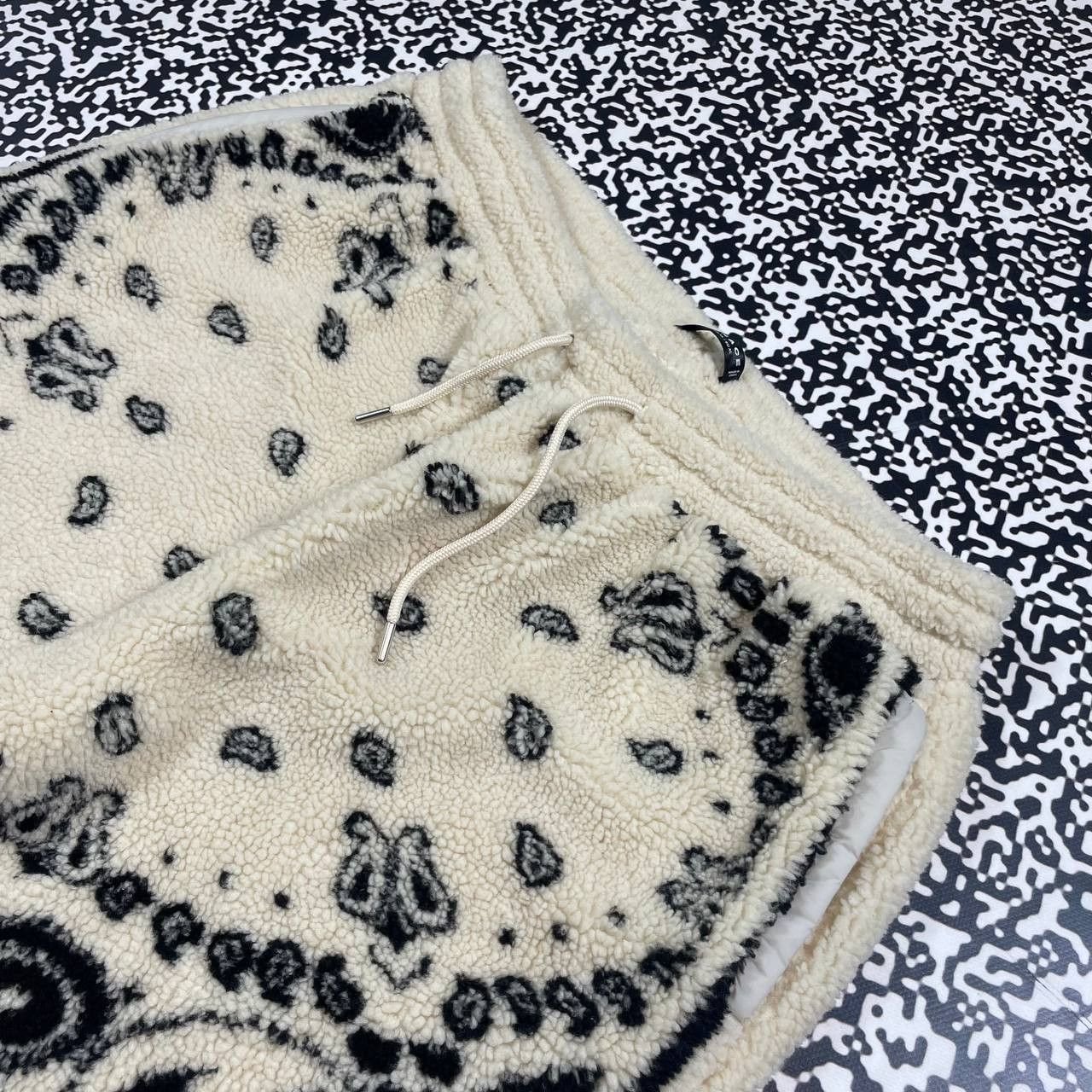 Menace Vintage Y2K Menace Bandana Synchilla Style Rap Shorts Size US 36 / EU 52 - 4 Thumbnail