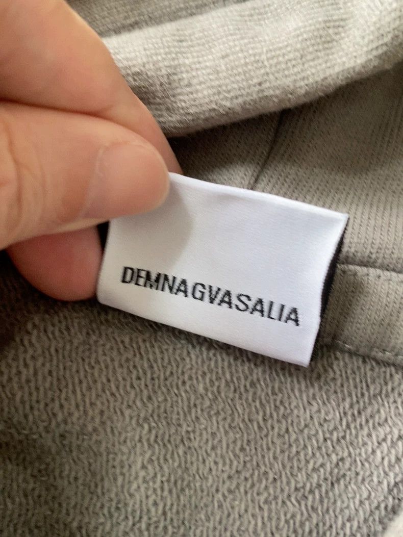 Vetements Vetements Champion Collaborative Distressed Off-the-should Size US L / EU 52-54 / 3 - 8 Thumbnail