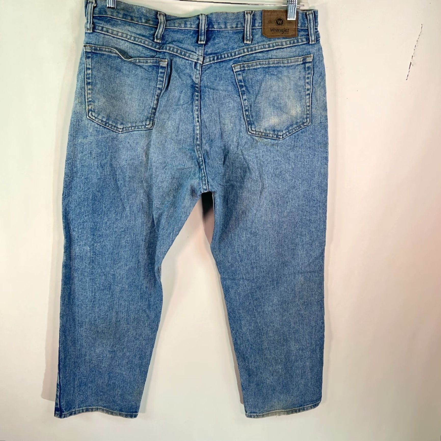 Wrangler VINTAGE Wrangler Mens Regular Denim Jeans Blue 38X29 5-Pocket Belt Loops Button Closure Medium Wash Casual Straight Jeans Men’s - 100% Cotton Size US 38 / EU 54 - 7 Thumbnail