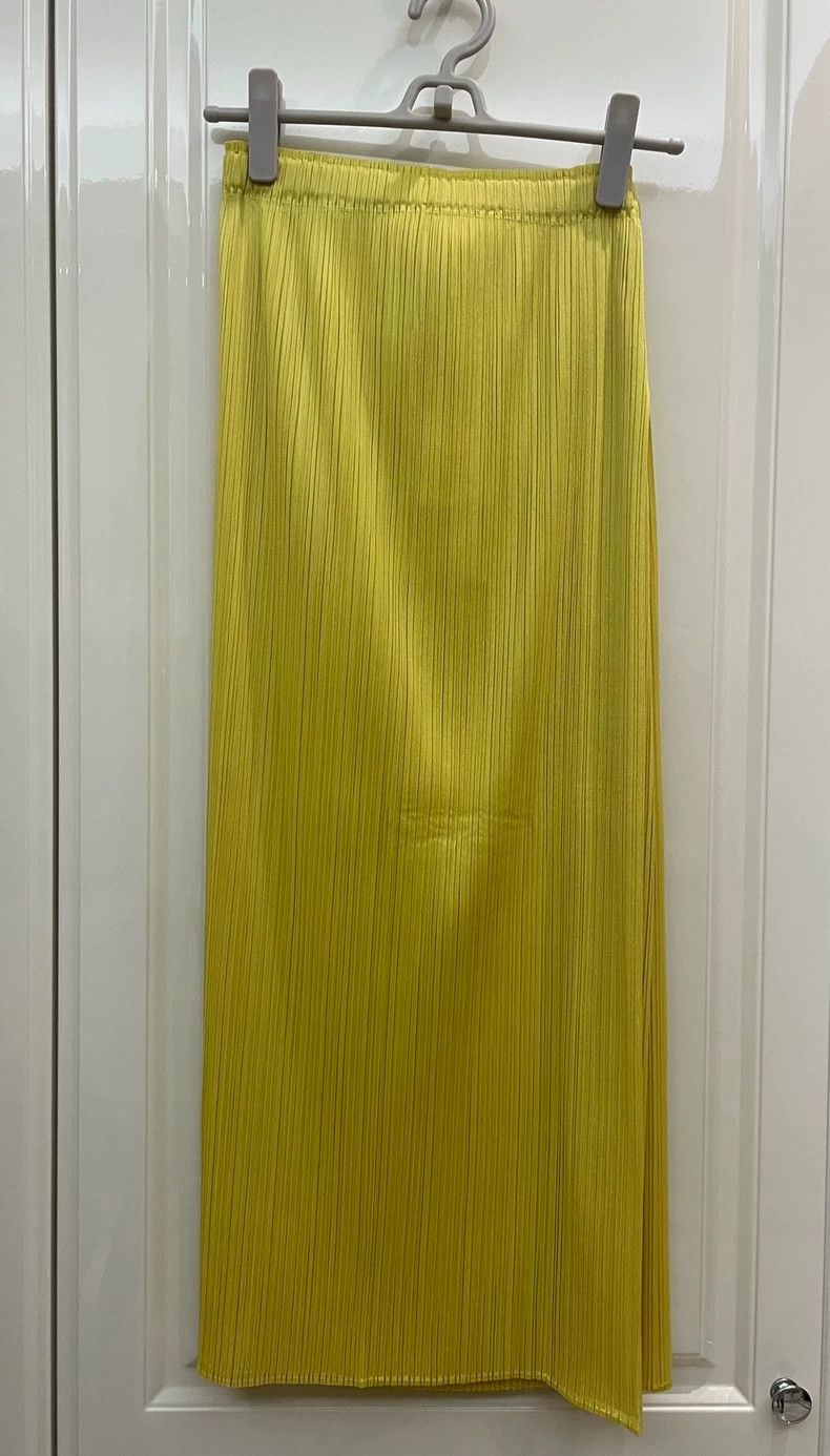 Issey Miyake Issey Miyake size:4 Lemon yellow side slightly slit pleate Size 23" - 5 Thumbnail
