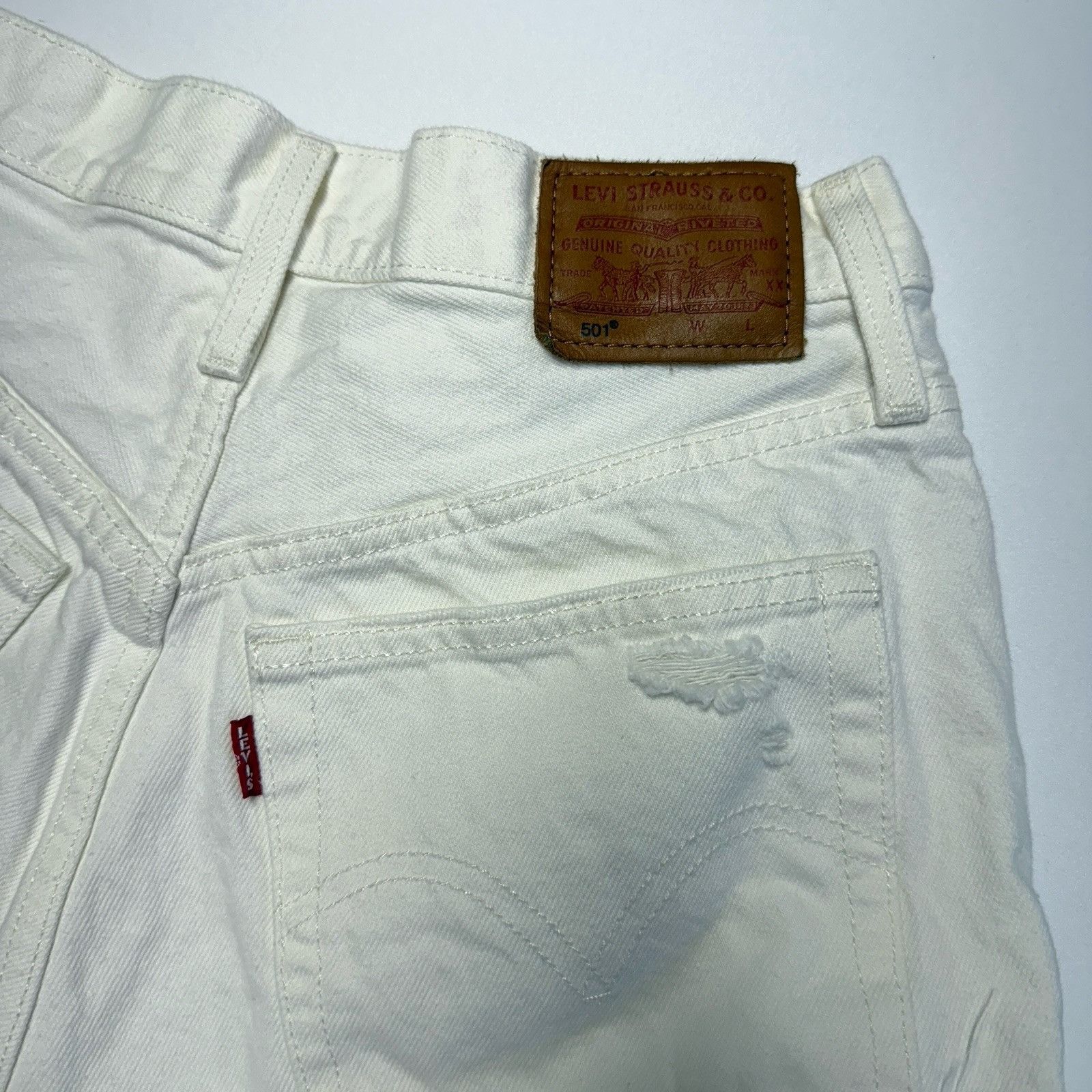 Levi's Levi's 501 Button Fly Denim Shorts Womens 26 White Distress Size 26" / US 2 / IT 38 - 6 Thumbnail
