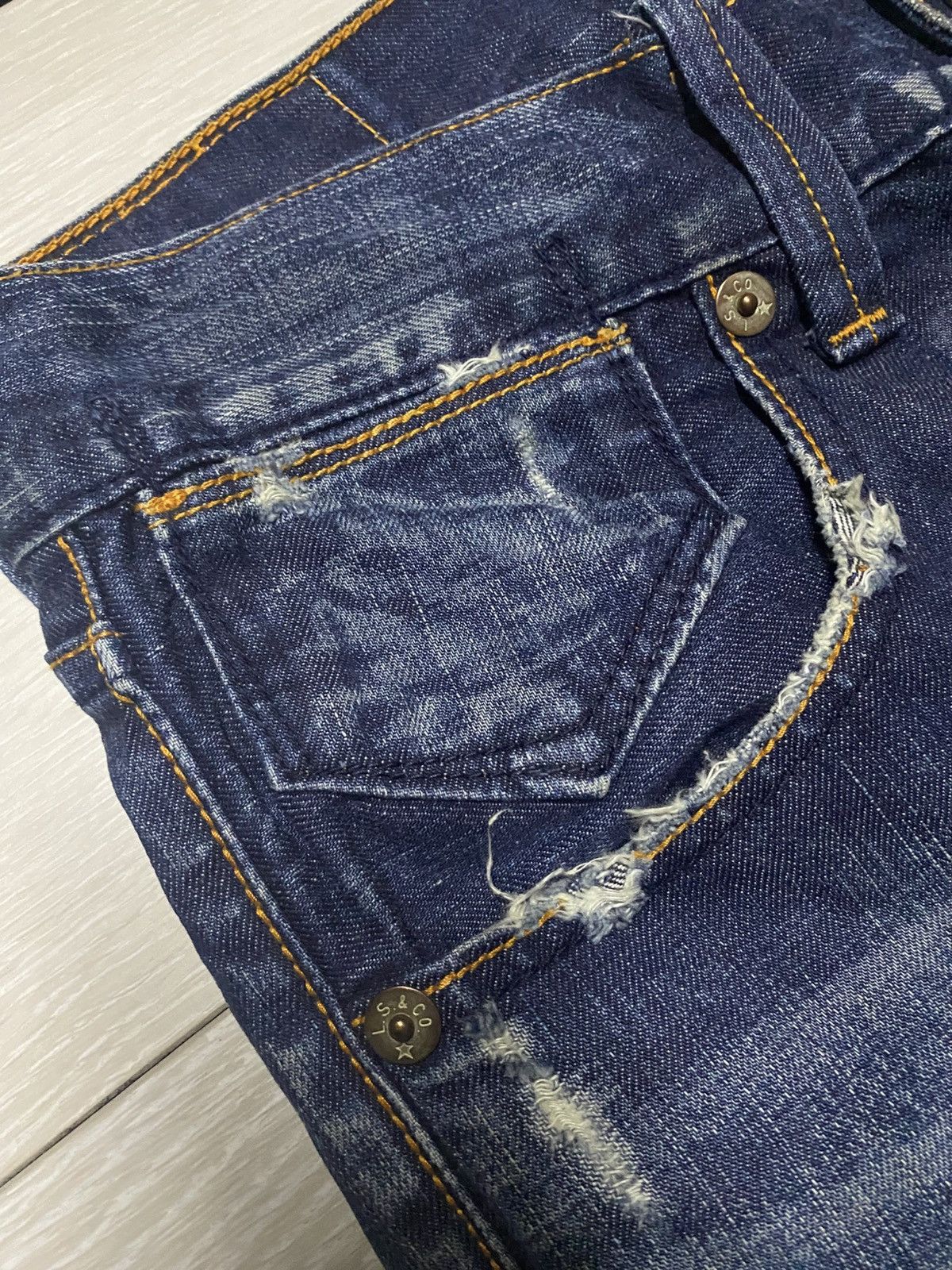 Levi's Vintage Levis 504 Fade Wash Distressed Straight Loose Jeans Size US 32 / EU 48 - 13 Thumbnail