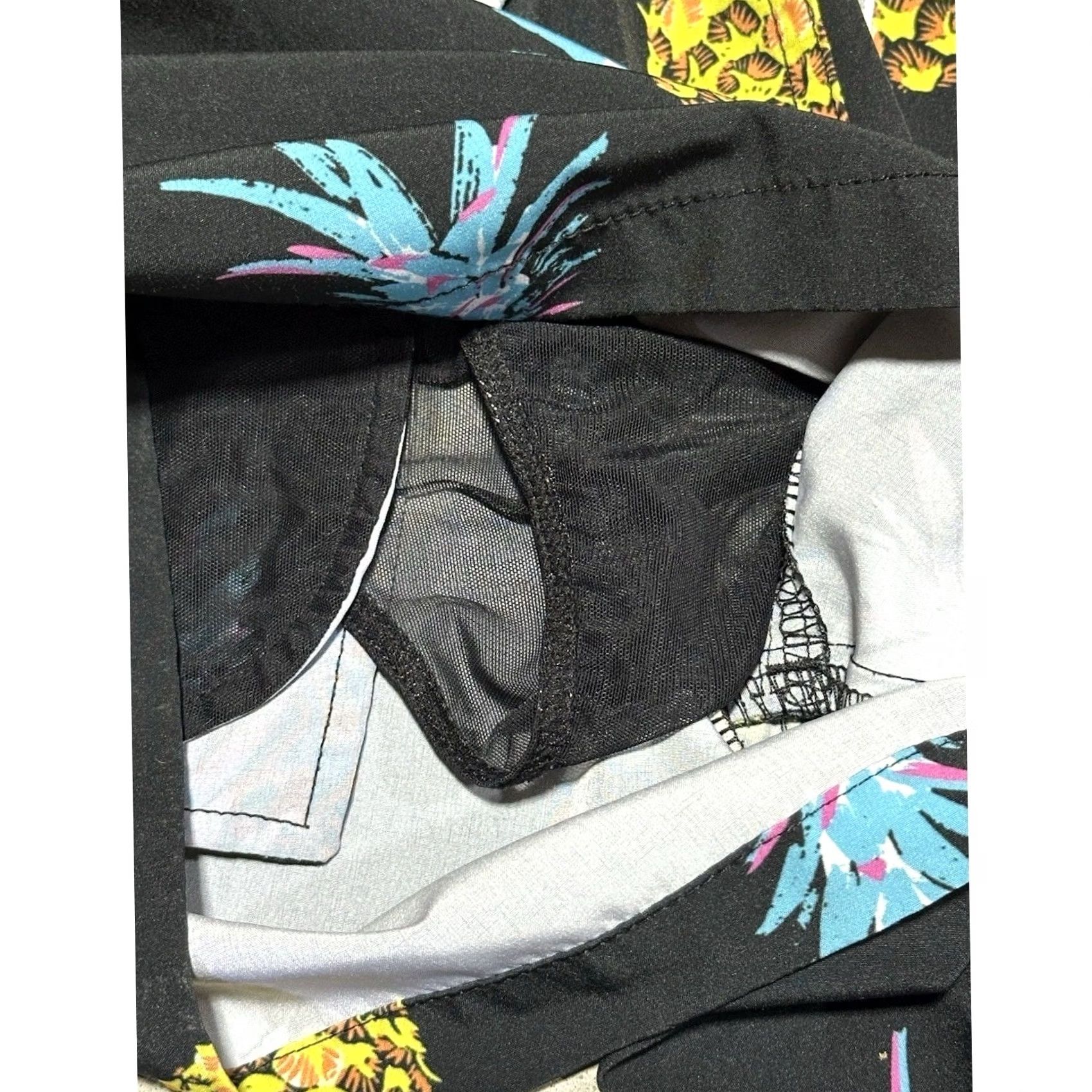 Chubbies Chubbies The Pineapple Sundaes Classic Swim Trunks M Black Brief Lined 5.5" Men Size US 31 - 3 Thumbnail