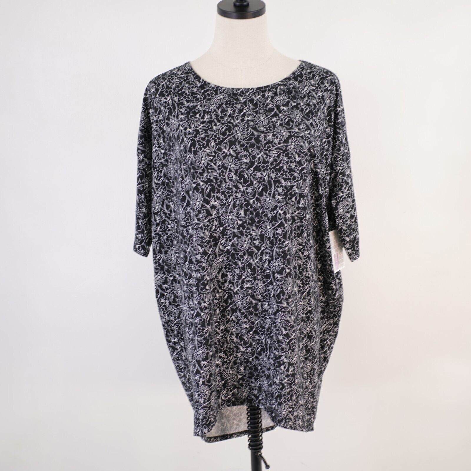 Designer NEW Lularoe Black Floral Scoop Neck Medium Long Tail T-Shirt Size M / US 6-8 / IT 42-44 - 1 Thumbnail
