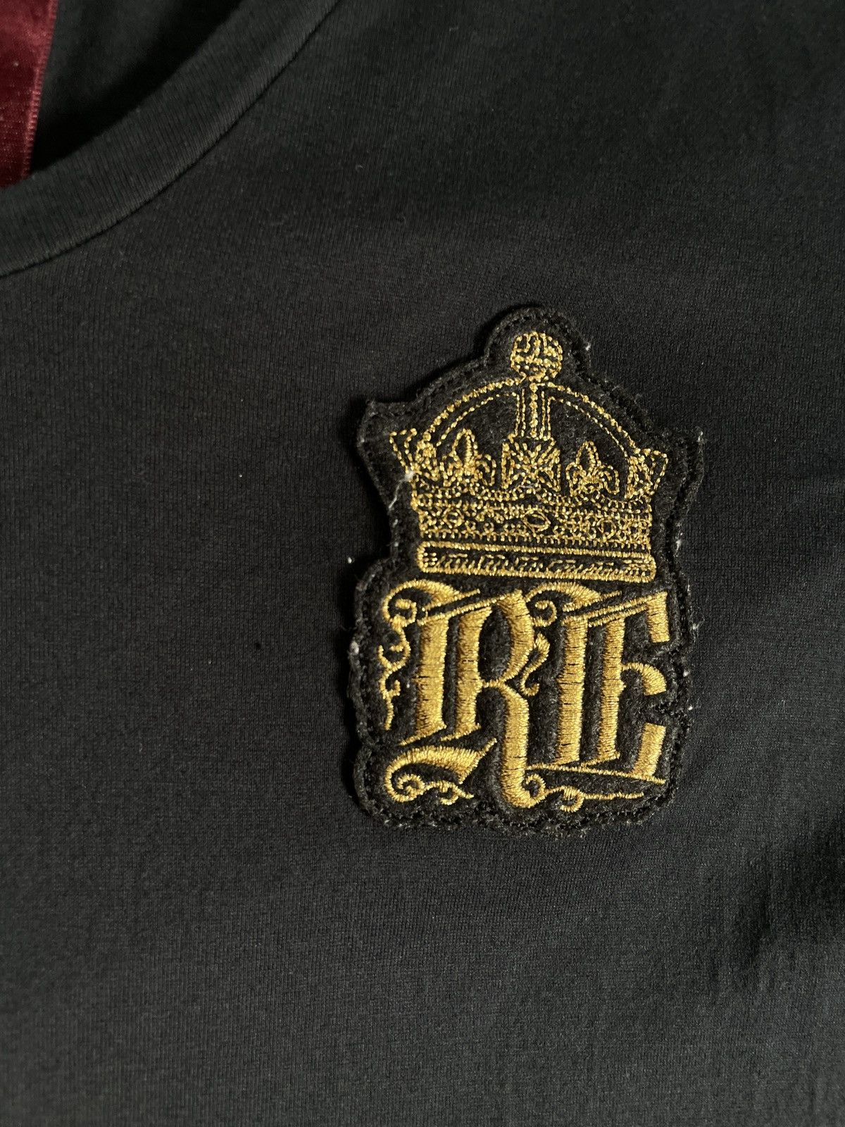 If Six Was Nine 2000s Japanese archive Vkei Gothic Emblem Patch Slim-Fit Tee Size US S / EU 44-46 / 1 - 6 Thumbnail