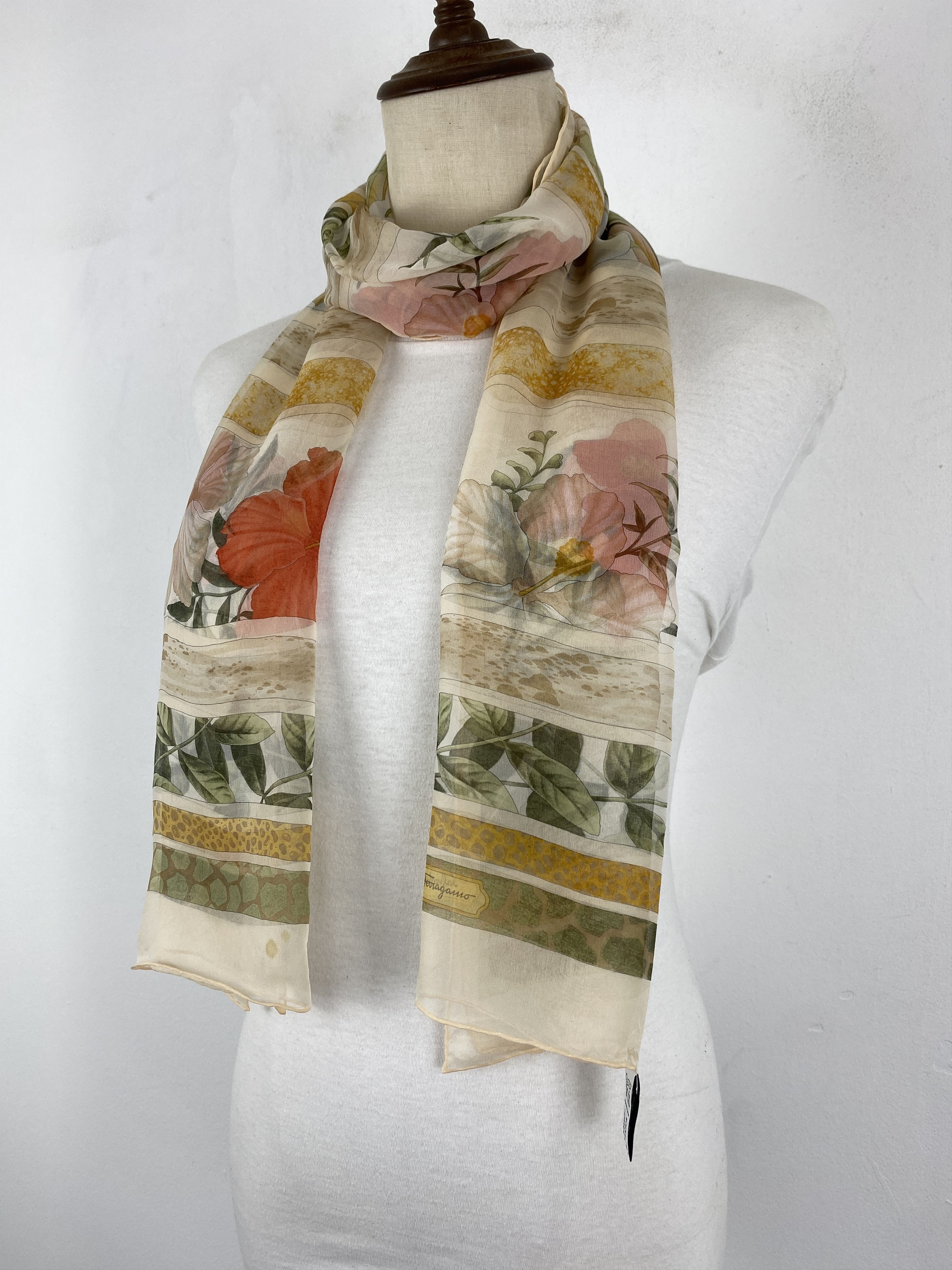Salvatore Ferragamo × Vintage Salvatore Ferragamo Silk Scarf / Foulards / Babushka SN0018 Size ONE SIZE - 2 Thumbnail