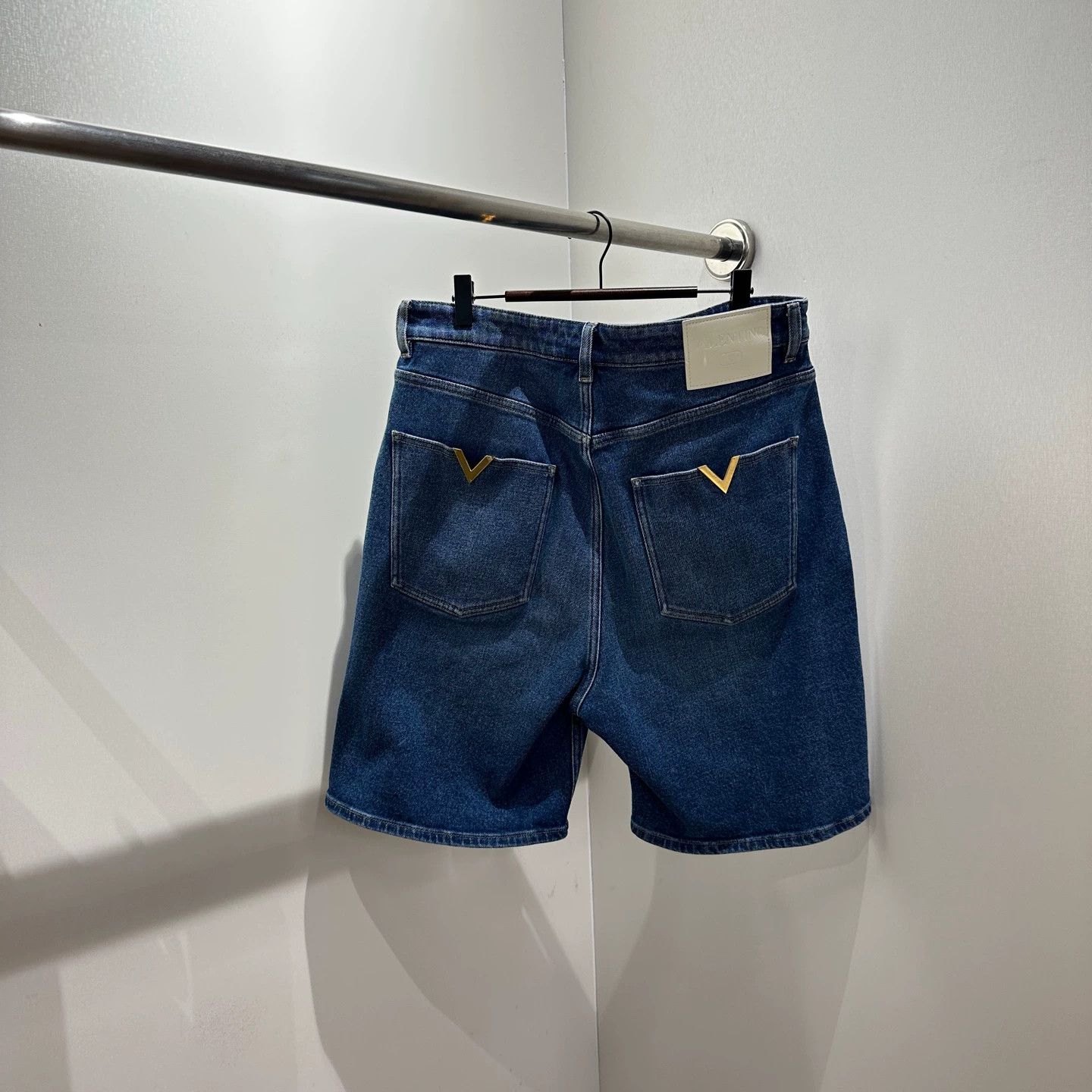 Valentino Valentino May491 White Leather Logo 27 Denim Shorts Size US 27 - 1 Thumbnail