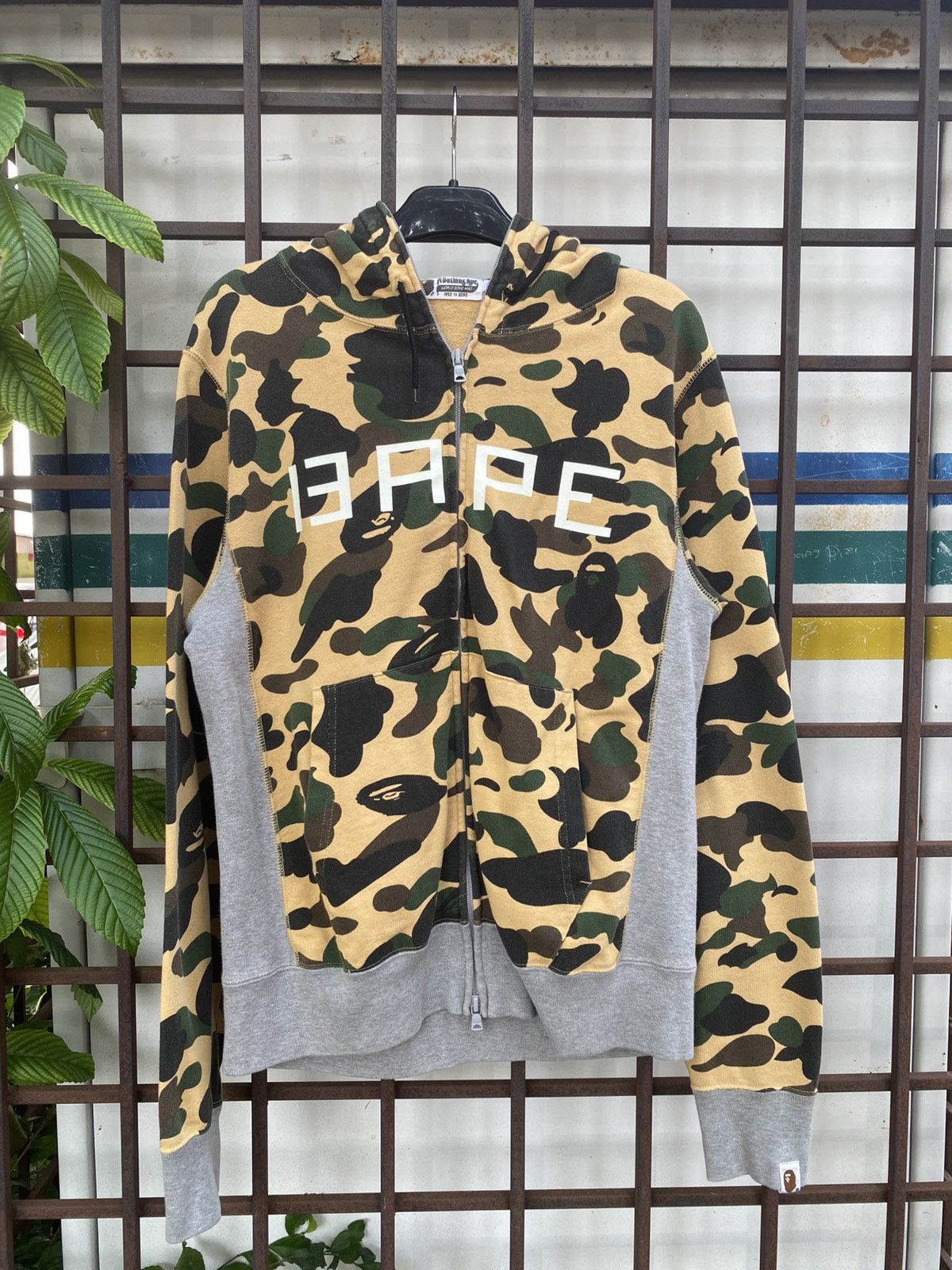 Bape Bape 1st Camo Glow in The Dark Full Zip Hoodie Size M Size US M / EU 48-50 / 2 - 2 Thumbnail