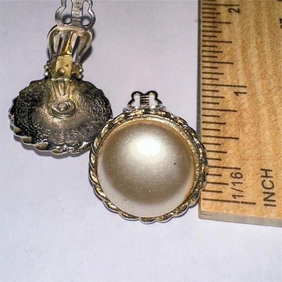Vintage Vintage Faux Pearl Clip-On Earrings With Gold-Tone Setting f Size ONE SIZE - 7 Thumbnail