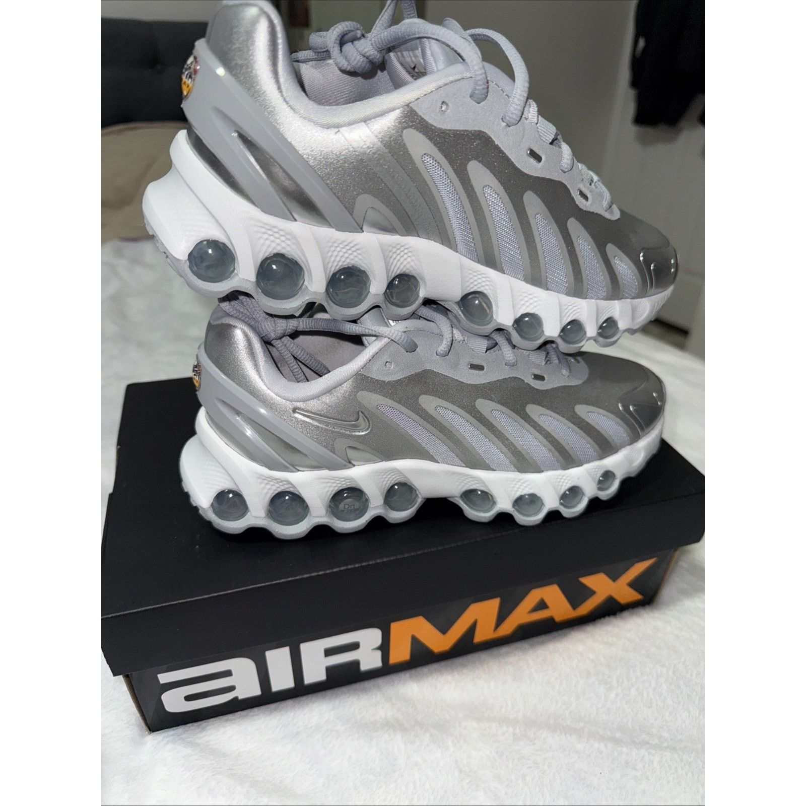 Nike Nike AirMax GN8 Size 5y (GS) Wolf grey/Metallic Silver Size US 5 / EU 37 - 1 Thumbnail