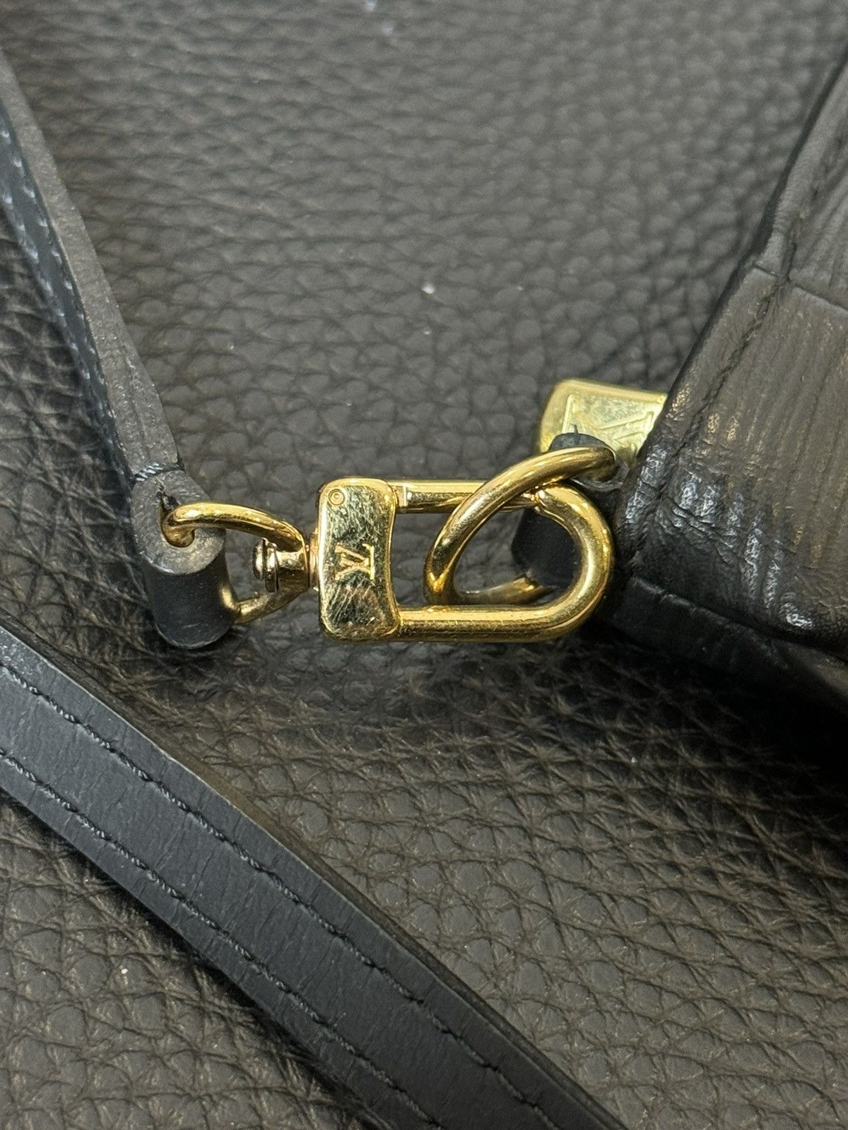 Louis Vuitton LOUIS VUITTON Black Epi Leather Sarvanga Crossbody Bag Size ONE SIZE - 5 Thumbnail