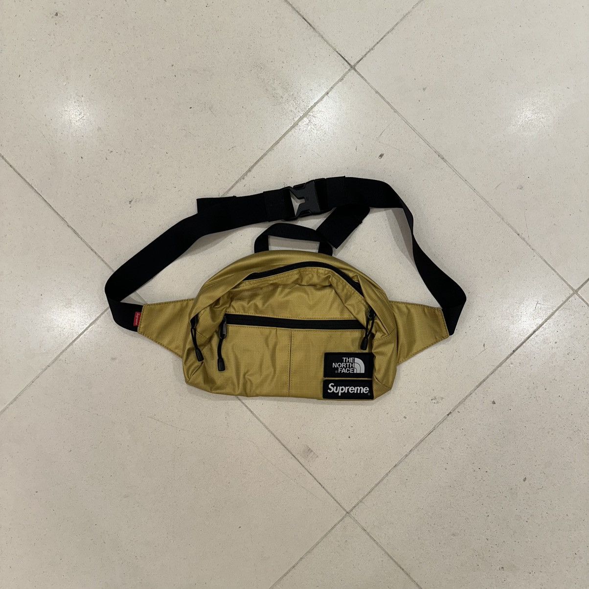 Supreme × The North Face Supreme The North Face Metallic Roo II Lumbar Pack Size ONE SIZE - 1 Thumbnail