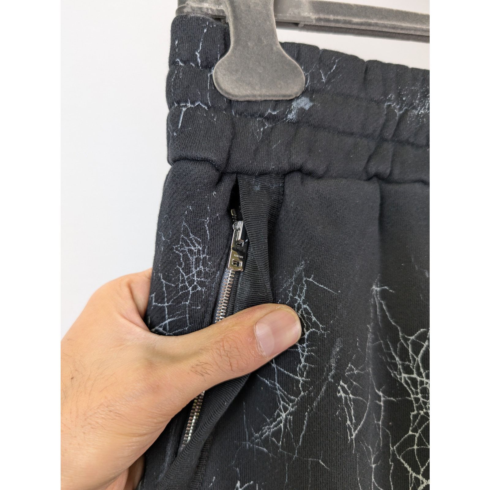 Amiri o1rshd1 Q:3 / Cracked Dye Logo Sweatpants / Joggers in Black Size US 34 / EU 50 - 6 Thumbnail