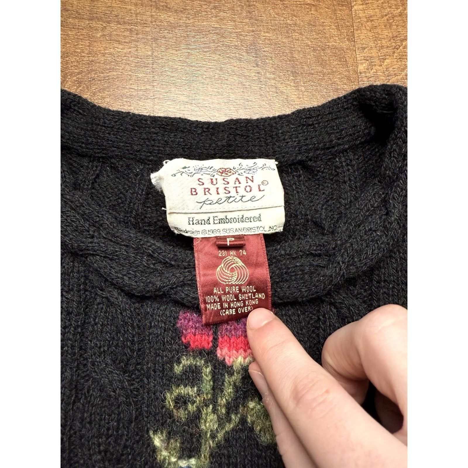Vintage VINTAGE Susan Bristol Women’s Cable Knit Sweater Floral 100% Shetland Wool Sz 8P M Black Wool Cardigan flower 1989 Womens Size M / US 6-8 / IT 42-44 - 4 Thumbnail