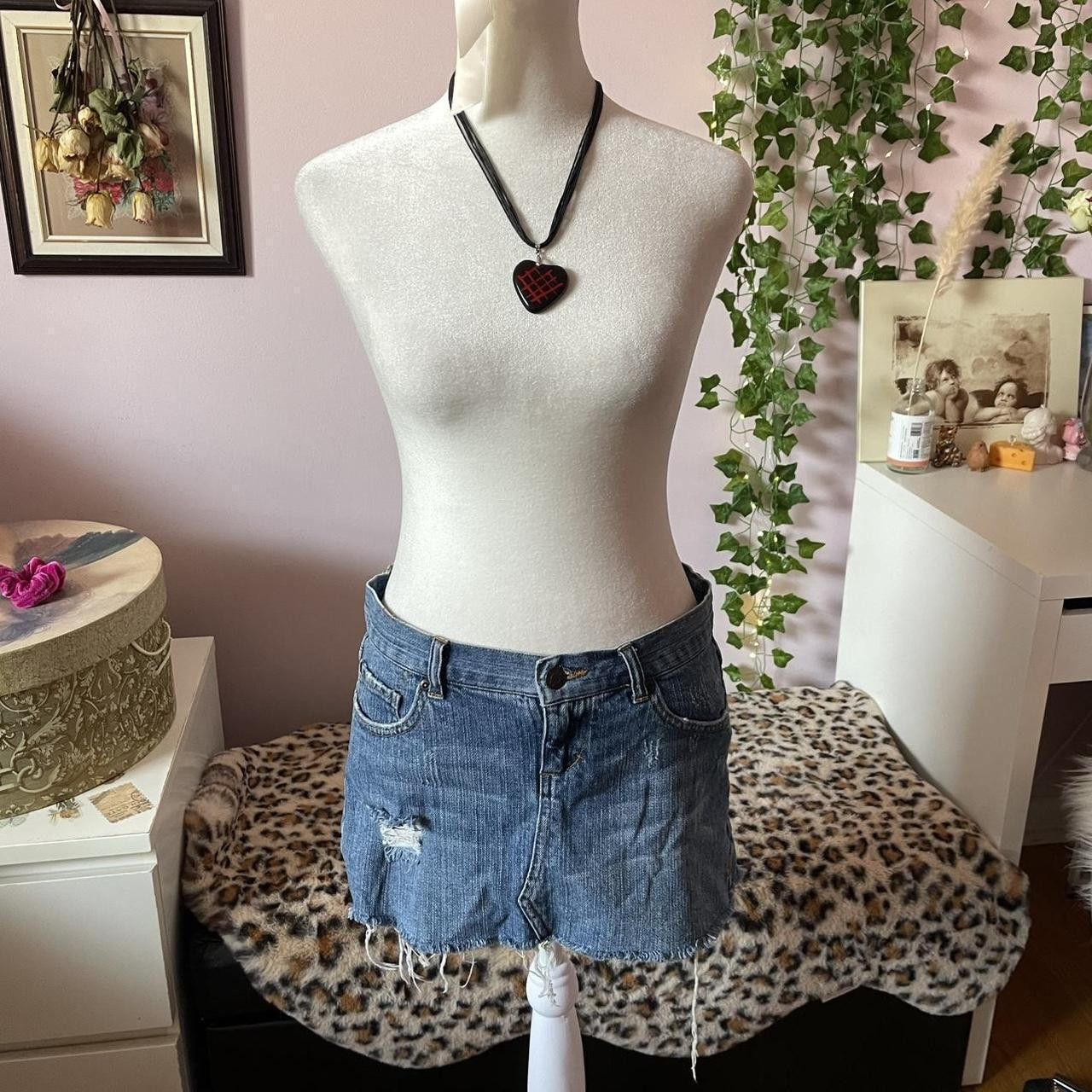 Forever 21 Y2K Distressed Denim Mini Skirt Size 30" / US 8 / IT 44 - 3 Thumbnail