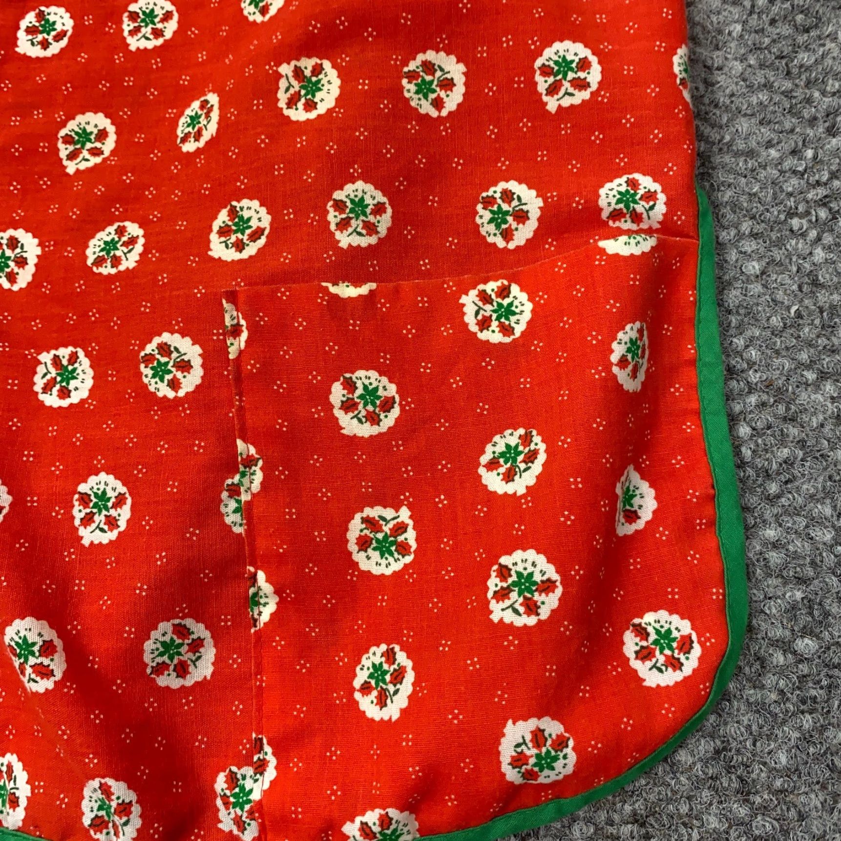 Vintage VINTAGE izzys Blouse Top Womens M Red Christmas Holiday Floral Sleeveless Button-Up Snap Neck V-Neck Casual Workwear Pockets Zn Size M / US 6-8 / IT 42-44 - 3 Thumbnail