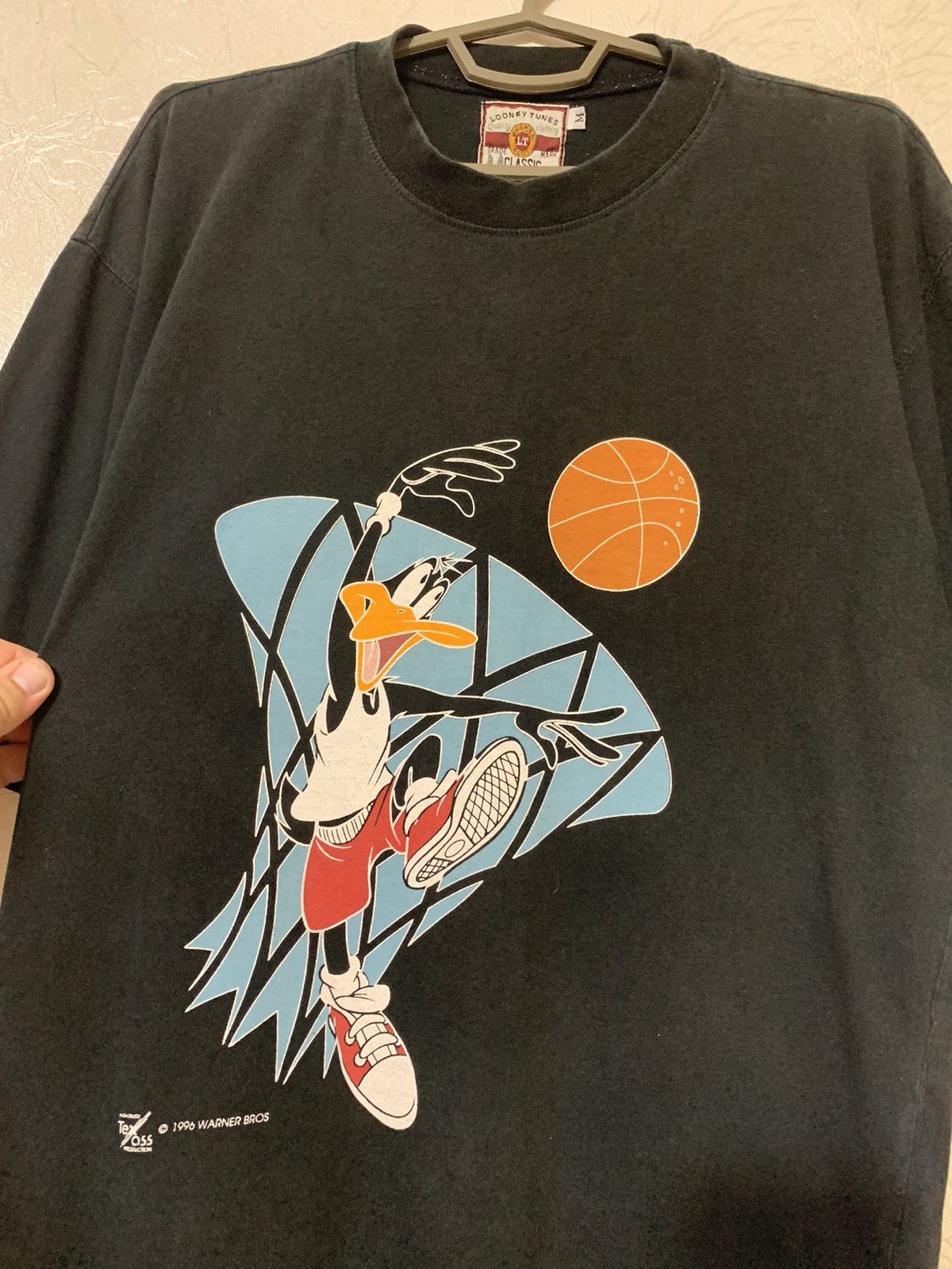 Disney × Vintage × Warner Bros Vintage 1996 Looney Tunes Warner Bros Basketball Duck Tshirt Size US M / EU 48-50 / 2 - 4 Thumbnail