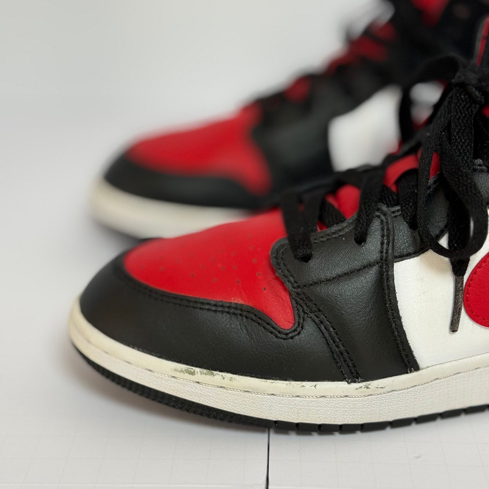 Jordan Brand The Air Jordan 1 Mid 'Black Fire Red' (554725-079) Size US 7 / EU 40 - 7 Thumbnail