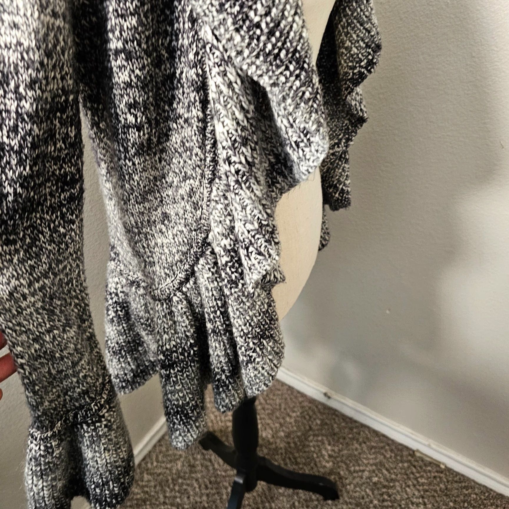 White House Black Market White House Black Market Cardigan Wool Blend Chunky Knit Sweater Size S Gray Bell Sleeve Knit Ruffle, Regular Womens, Solid, Sweater Size S / US 4 / IT 40 - 4 Thumbnail