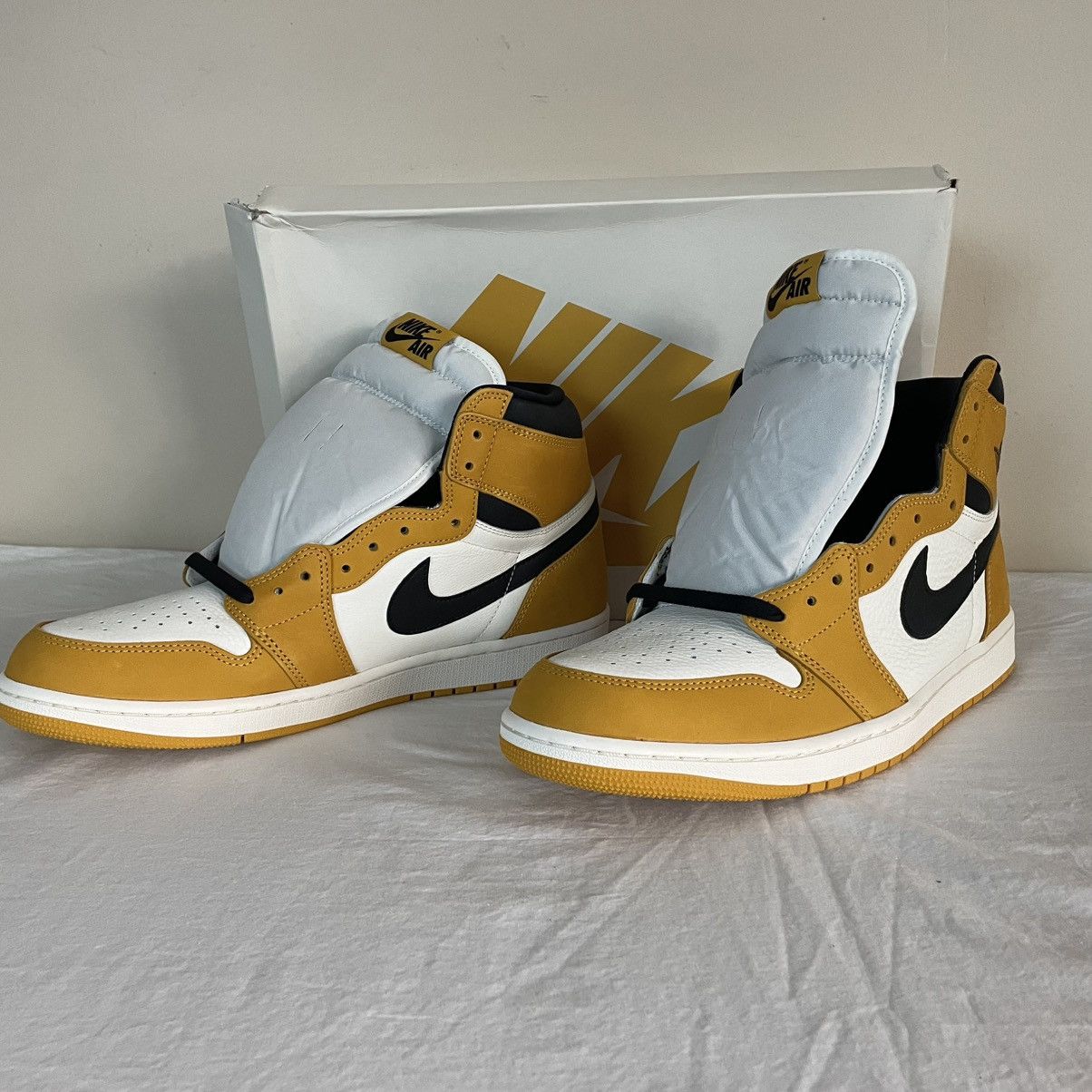 Jordan Brand × Nike Nike Air Jordan 1 Retro High Yellow Ochre Size 13 DZ5485-701 Size US 13 / EU 46 - 5 Thumbnail