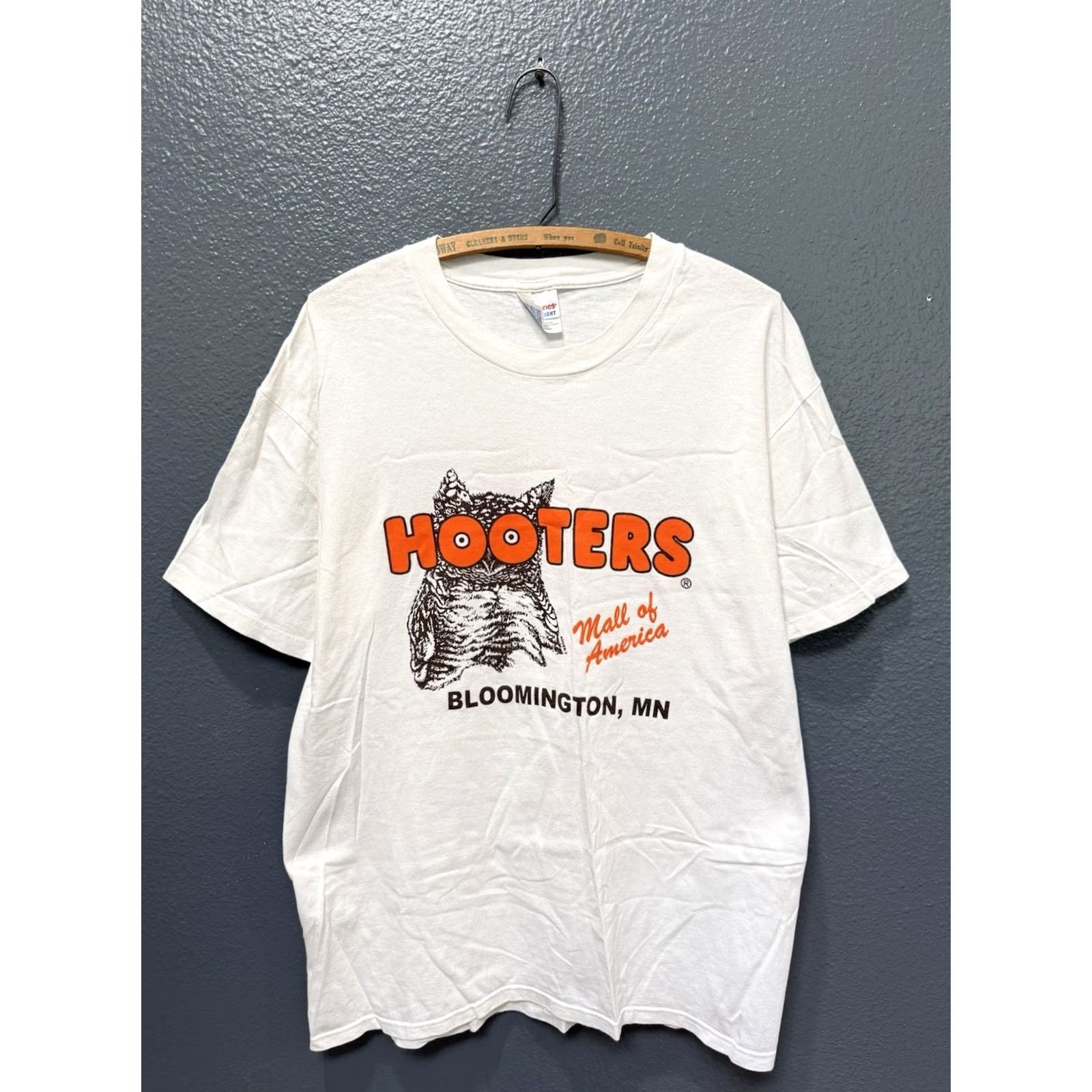 Hanes VINTAGE 90s Hooters White Tee Shirt Hanes L Mens Shirts Large 90s Theme Vintage 90s Mens Size US L / EU 52-54 / 3 - 3 Thumbnail