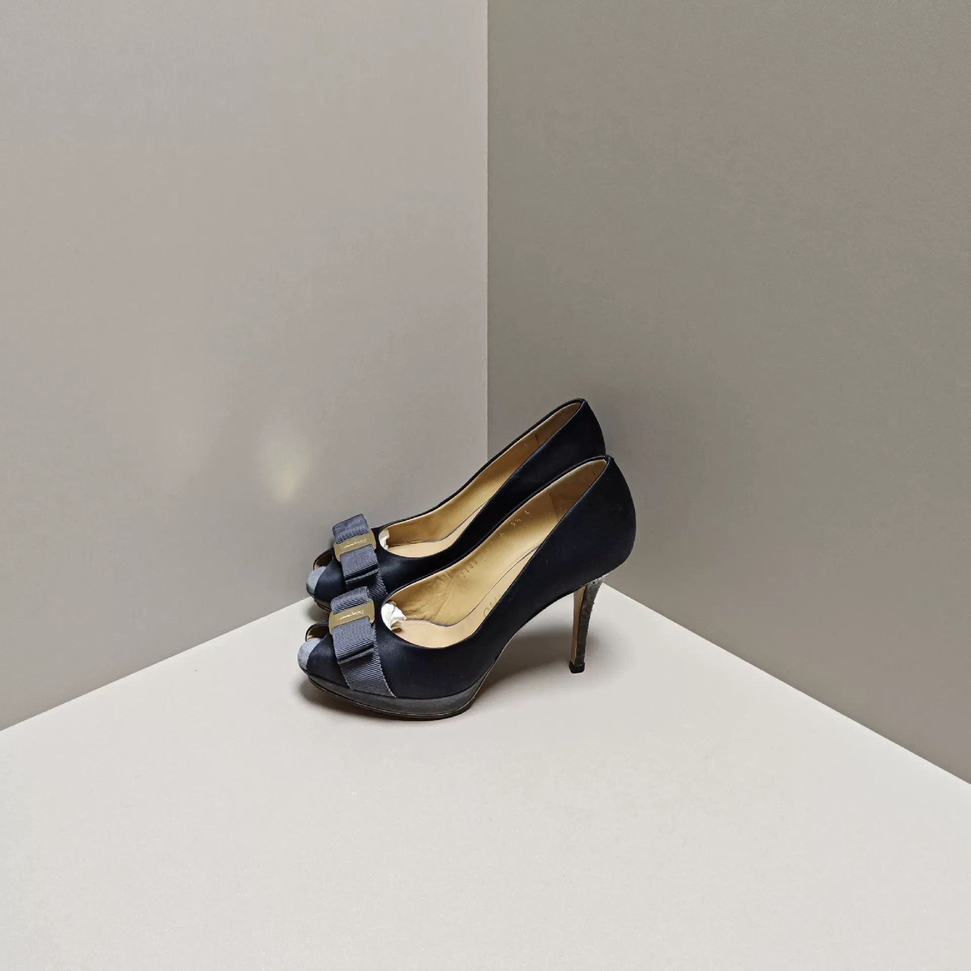 Salvatore Ferragamo Salvatore Ferragamo Lowtop Sneakers us_6 Women Size US 6 / IT 36 - 1 Thumbnail