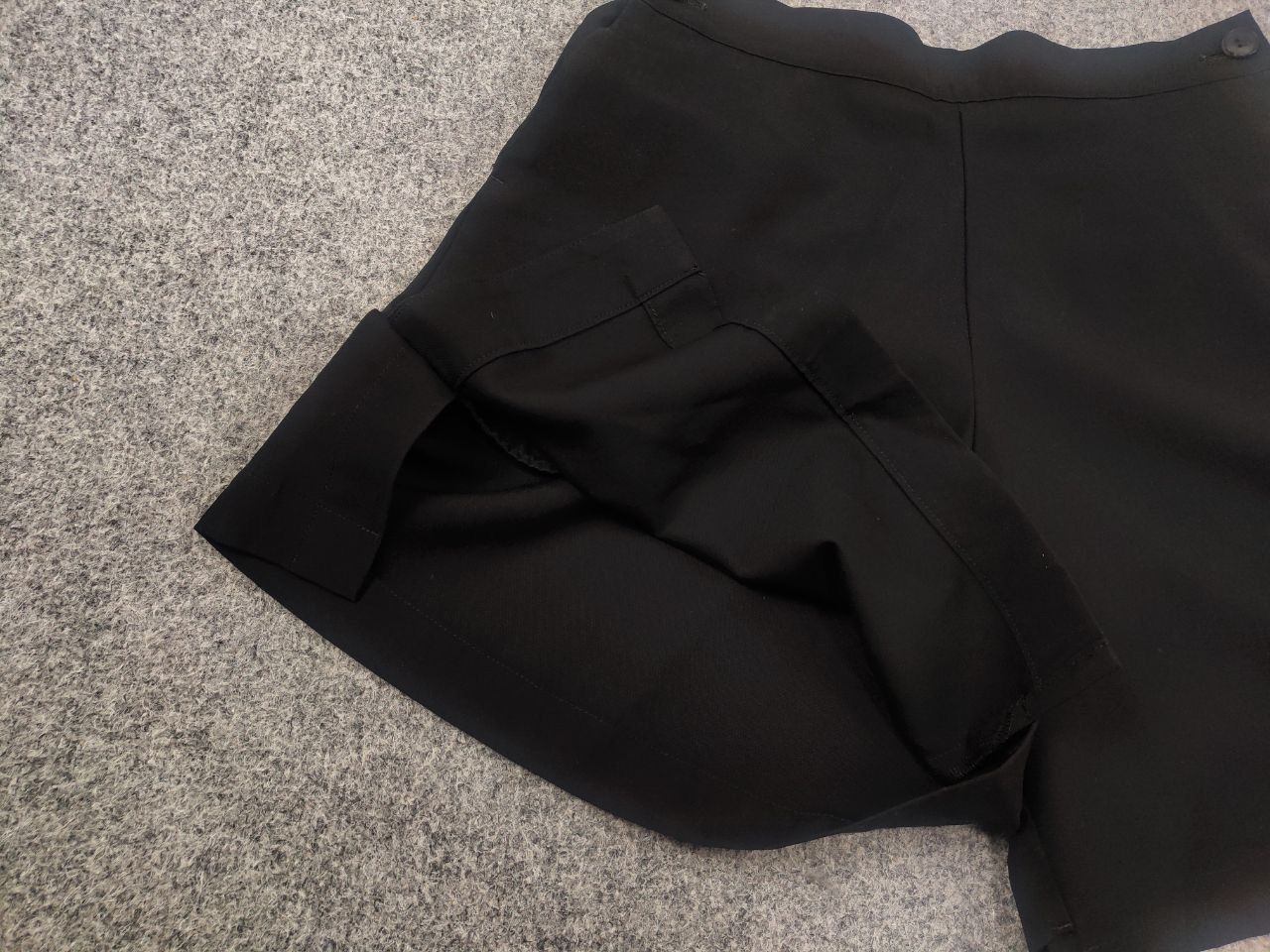 Yohji Yamamoto Yohji Yamamoto Y's Regulation Laine Wool Womens Tuck Shorts Size 30" / US 8 / IT 44 - 9 Thumbnail
