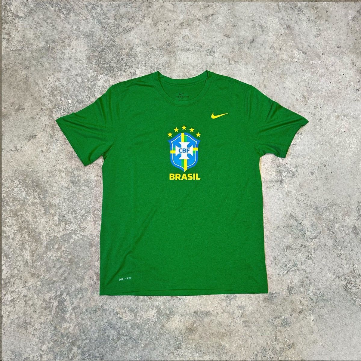 Nike 2022 Nike Brazil National Team Club Crest Green T-Shirt Size US L / EU 52-54 / 3 - 1 Thumbnail