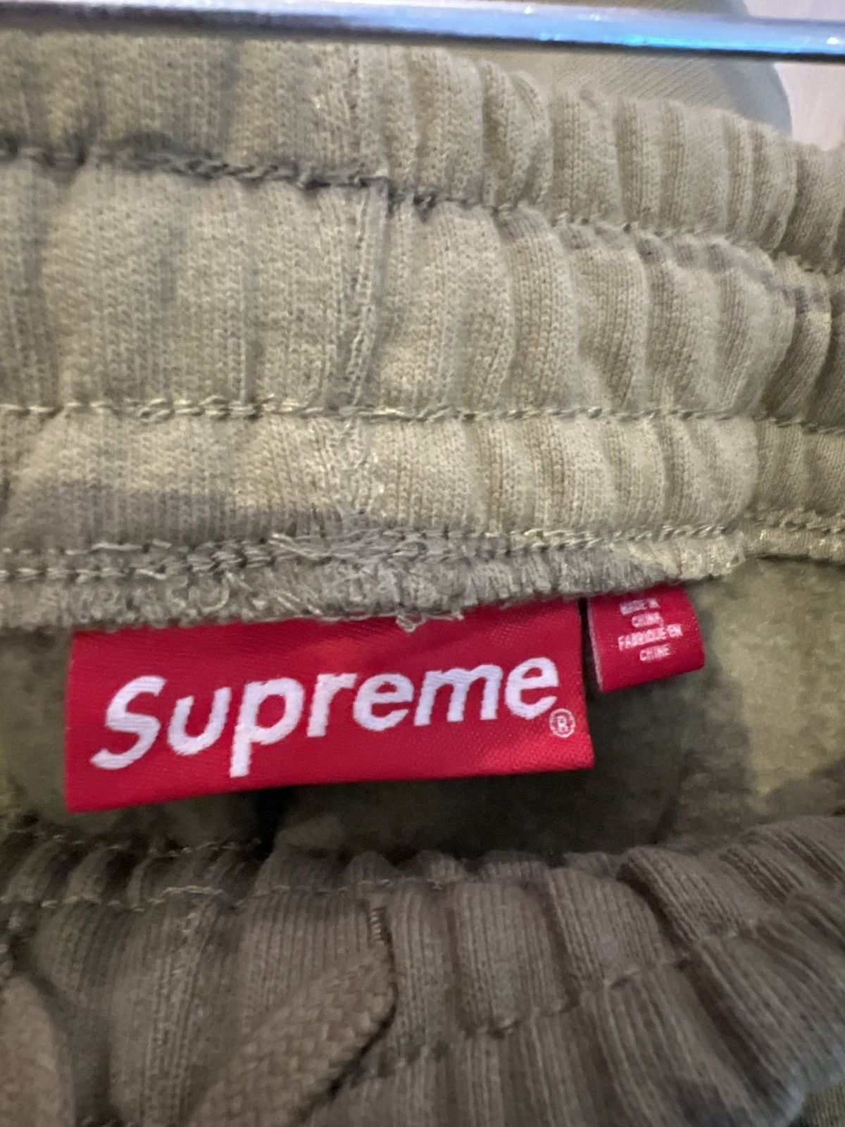 Supreme Supreme Satin Logo Olive Sweatpants Size US 31 - 2 Thumbnail